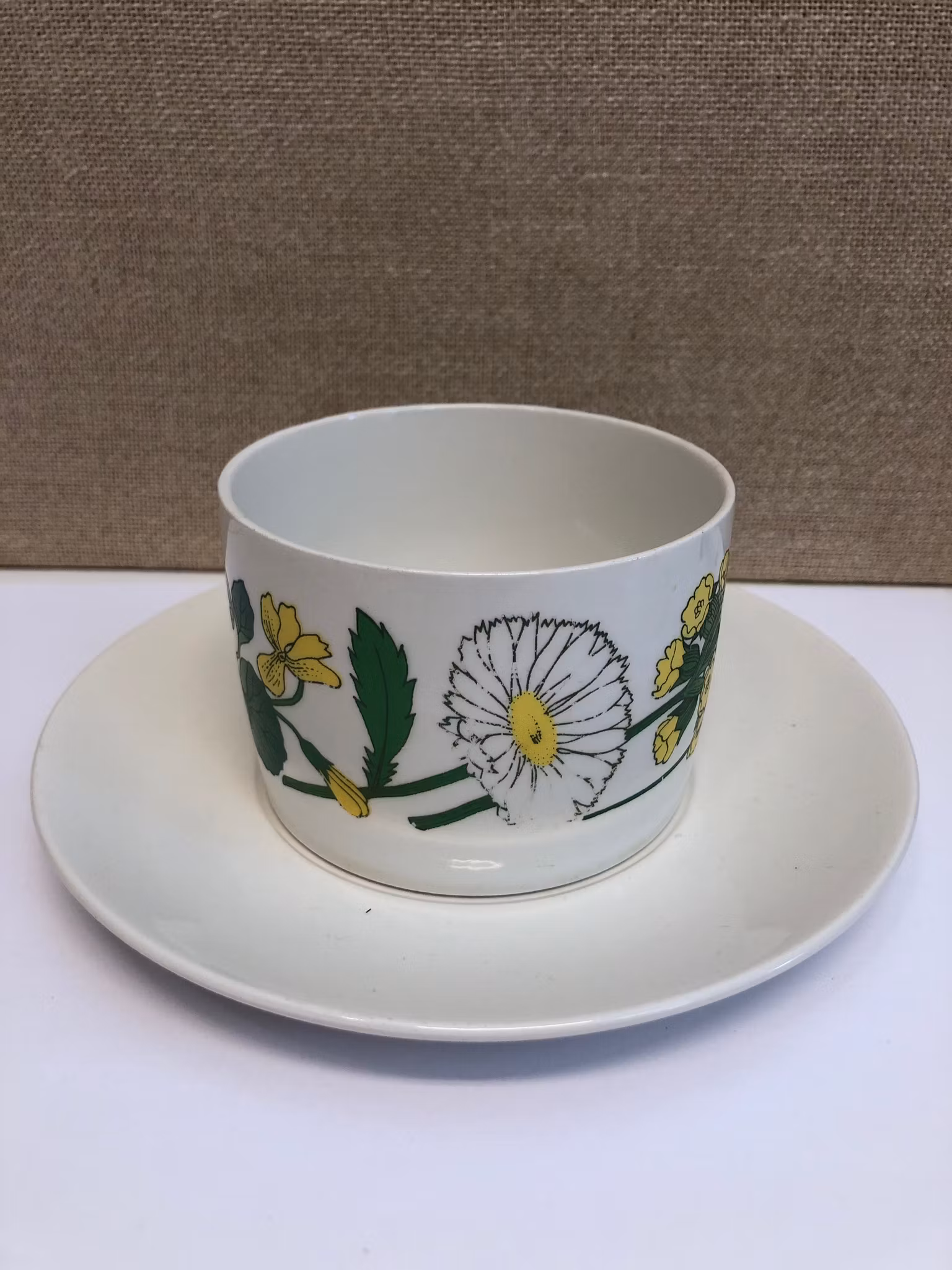 CARL ARNE BREGER. Tekopp med fat, porslin,"Flora", Import.