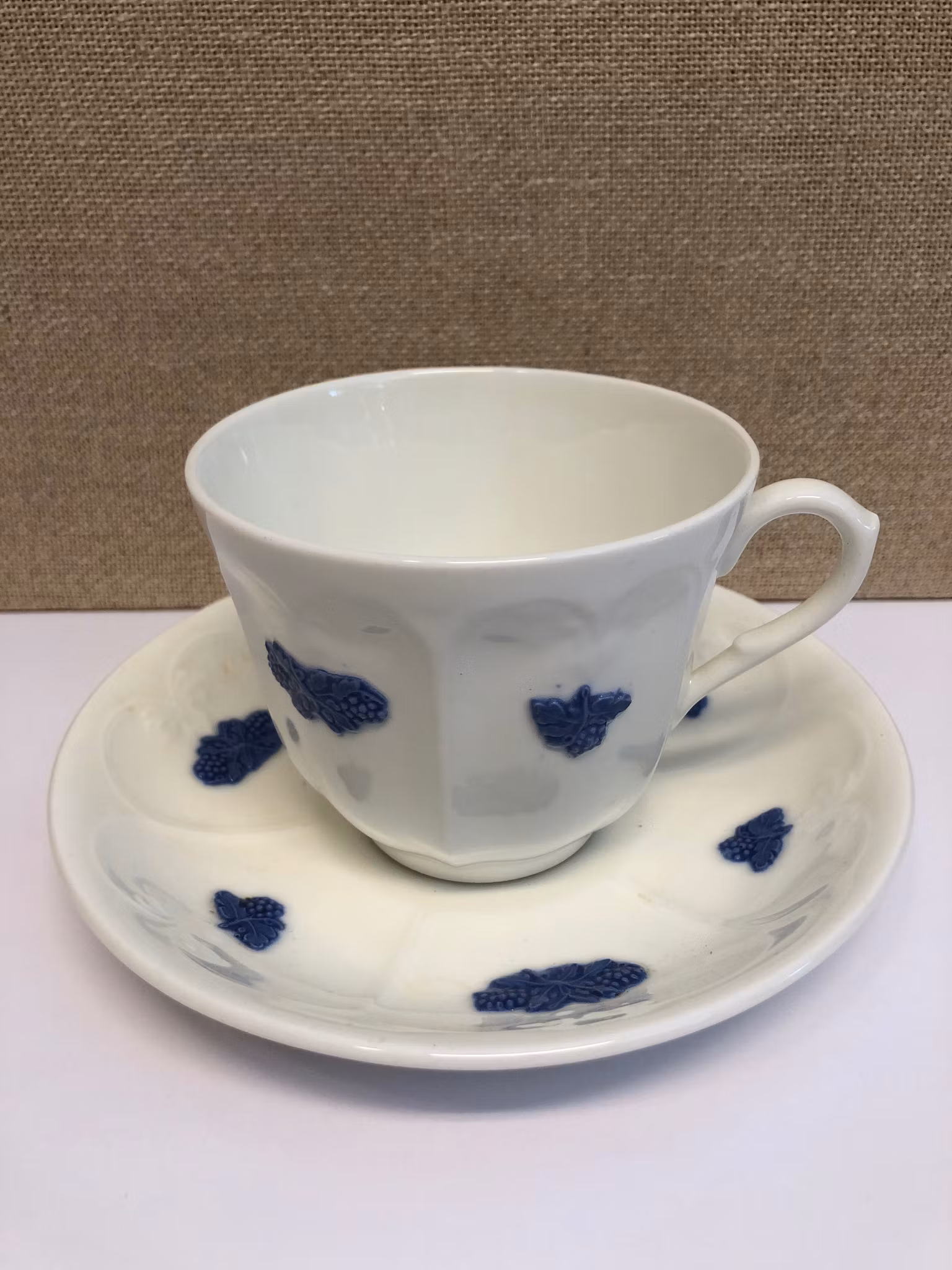 TEKOPP MED FAT, benporslin, "Blå Blom", Gustavsberg.