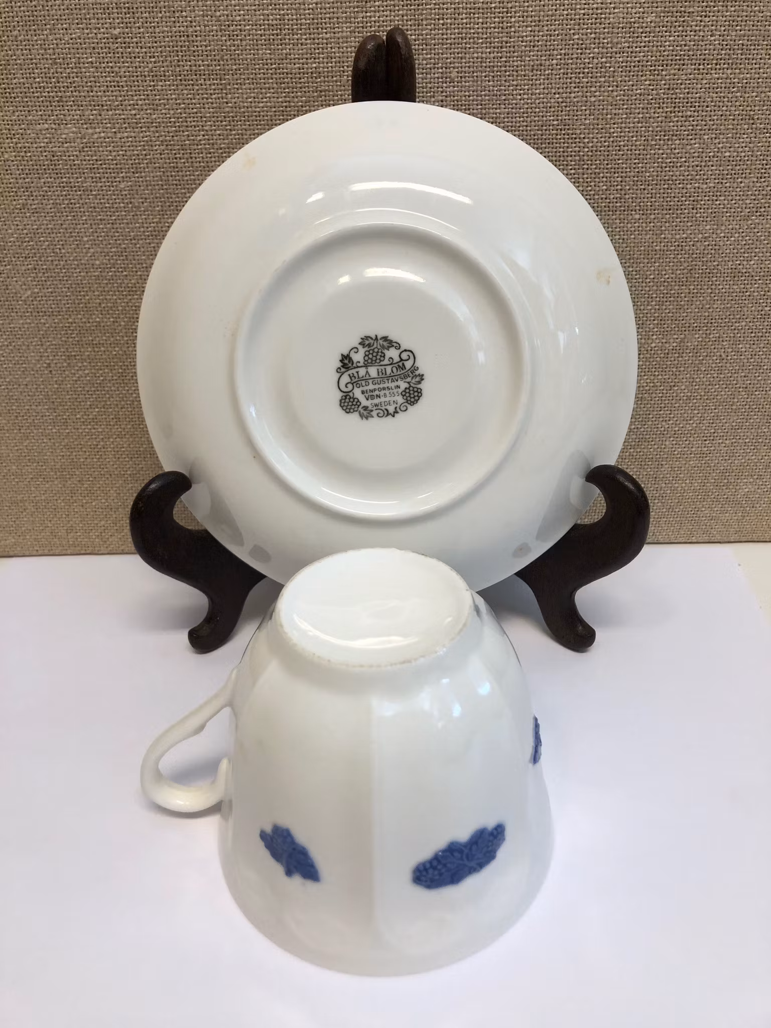 TEKOPP MED FAT, benporslin, "Blå Blom", Gustavsberg.