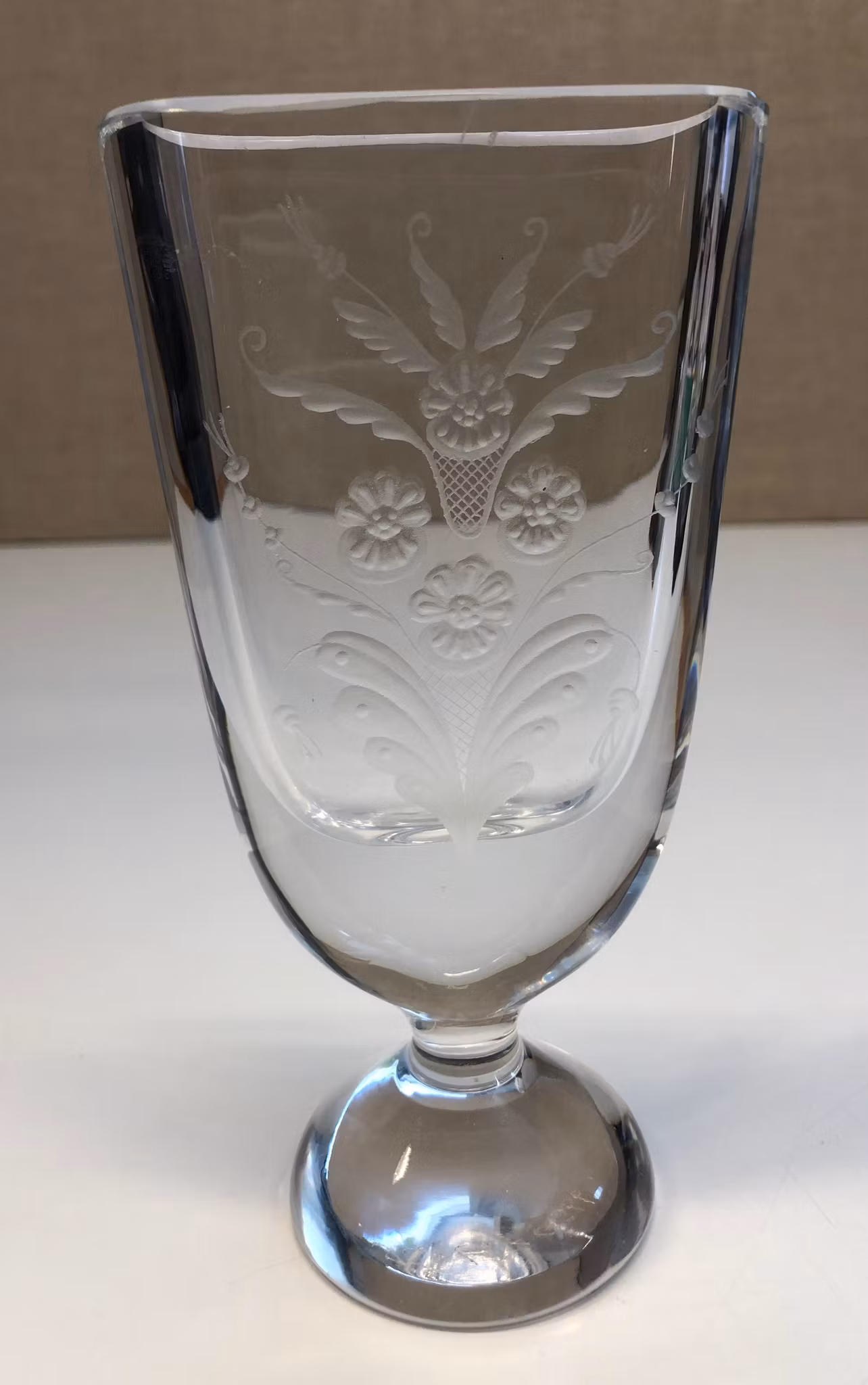 VICKE LINDSTRAND. Vas, glas, graverad, signerad, Kosta.