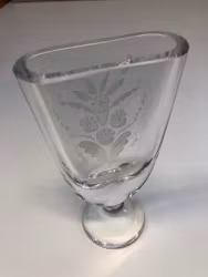 VICKE LINDSTRAND. Vas, glas, graverad, signerad, Kosta.