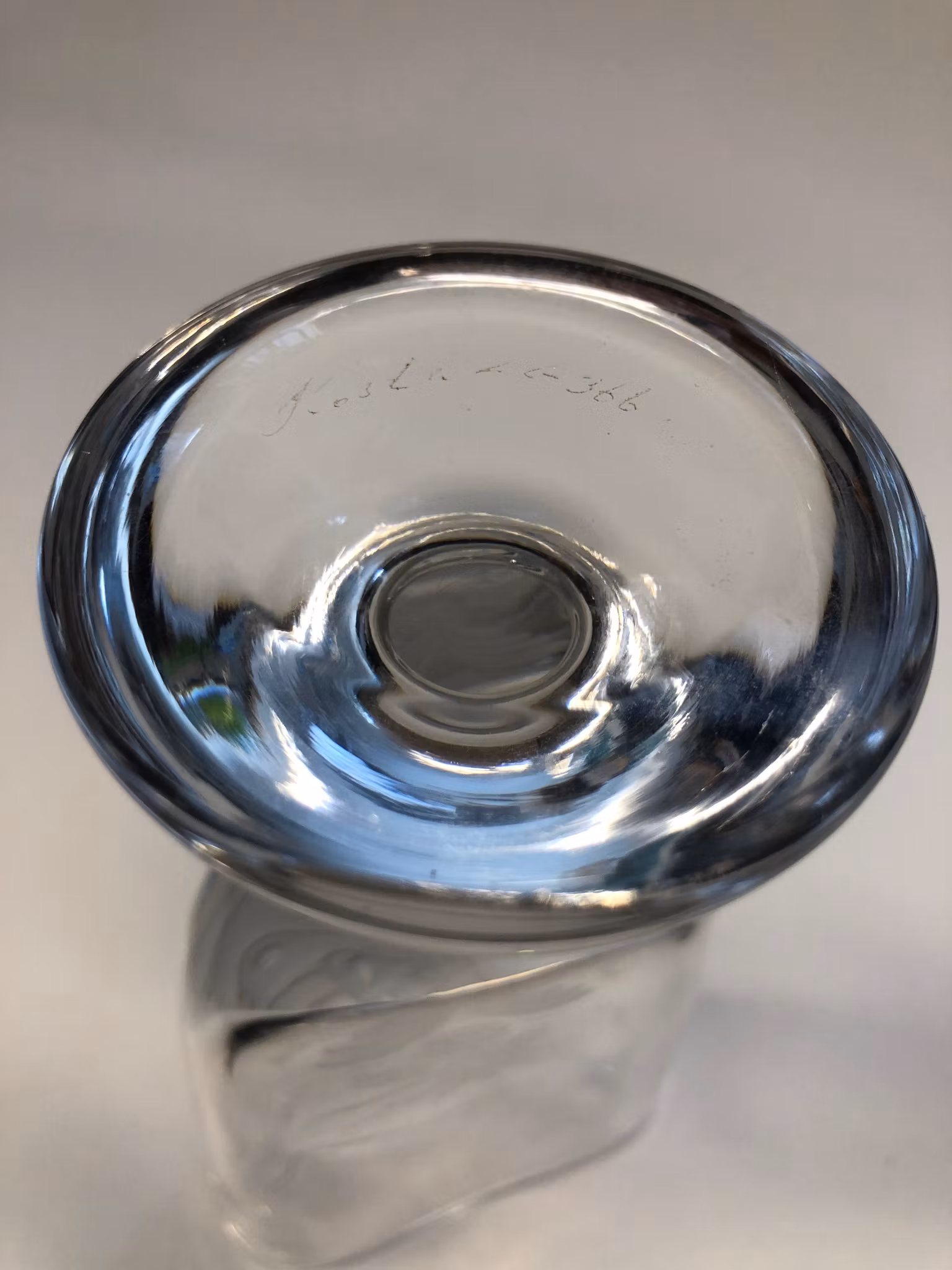 VICKE LINDSTRAND. Vas, glas, graverad, signerad, Kosta.