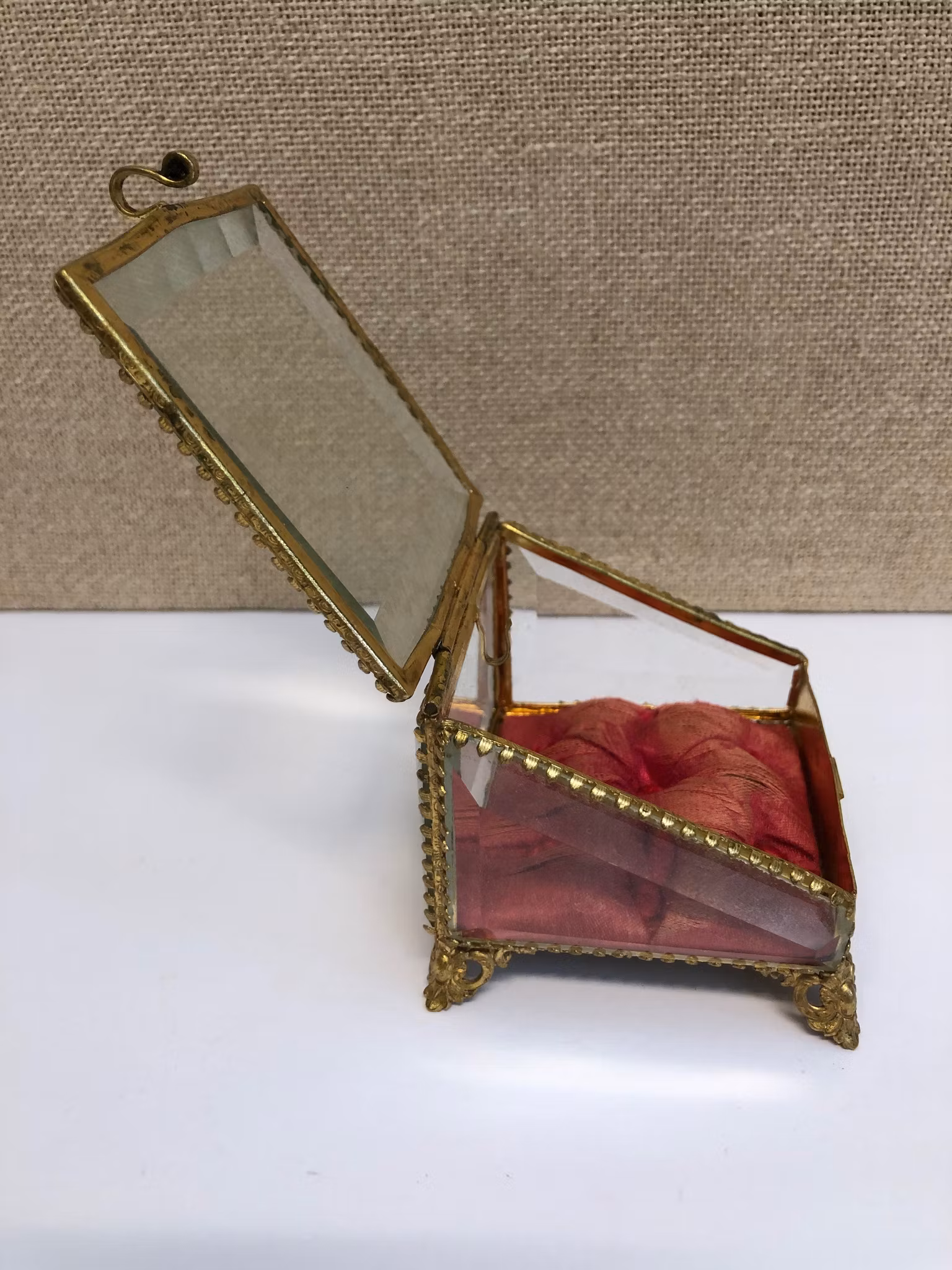 KLOCKGÖMMA, glas/förgylld metall, 18/1900-tal.