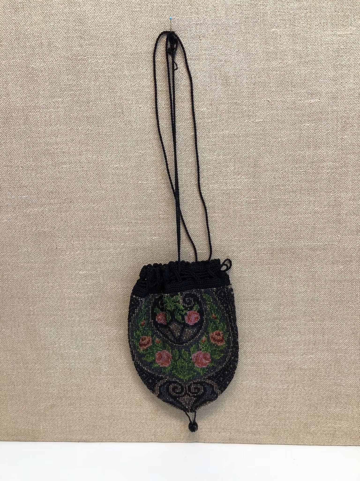 AFTONVÄSKA, pärlbroderi, jugend, 1900-talets första hälft.