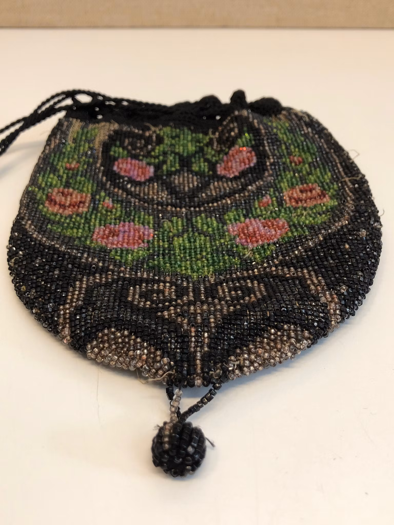 AFTONVÄSKA, pärlbroderi, jugend, 1900-talets första hälft.