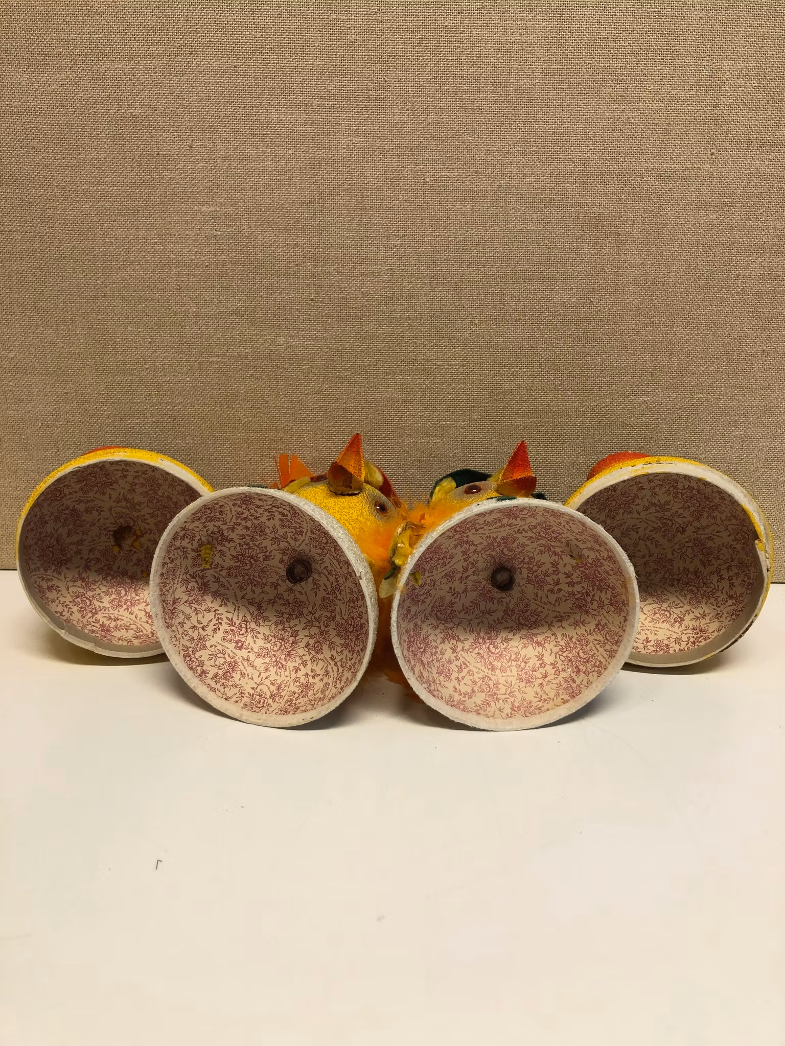 PÅSKKYCKLING/GODISGÖMMA 2 st. pappmaterial, Container Western Germany, 1960/70-tal.