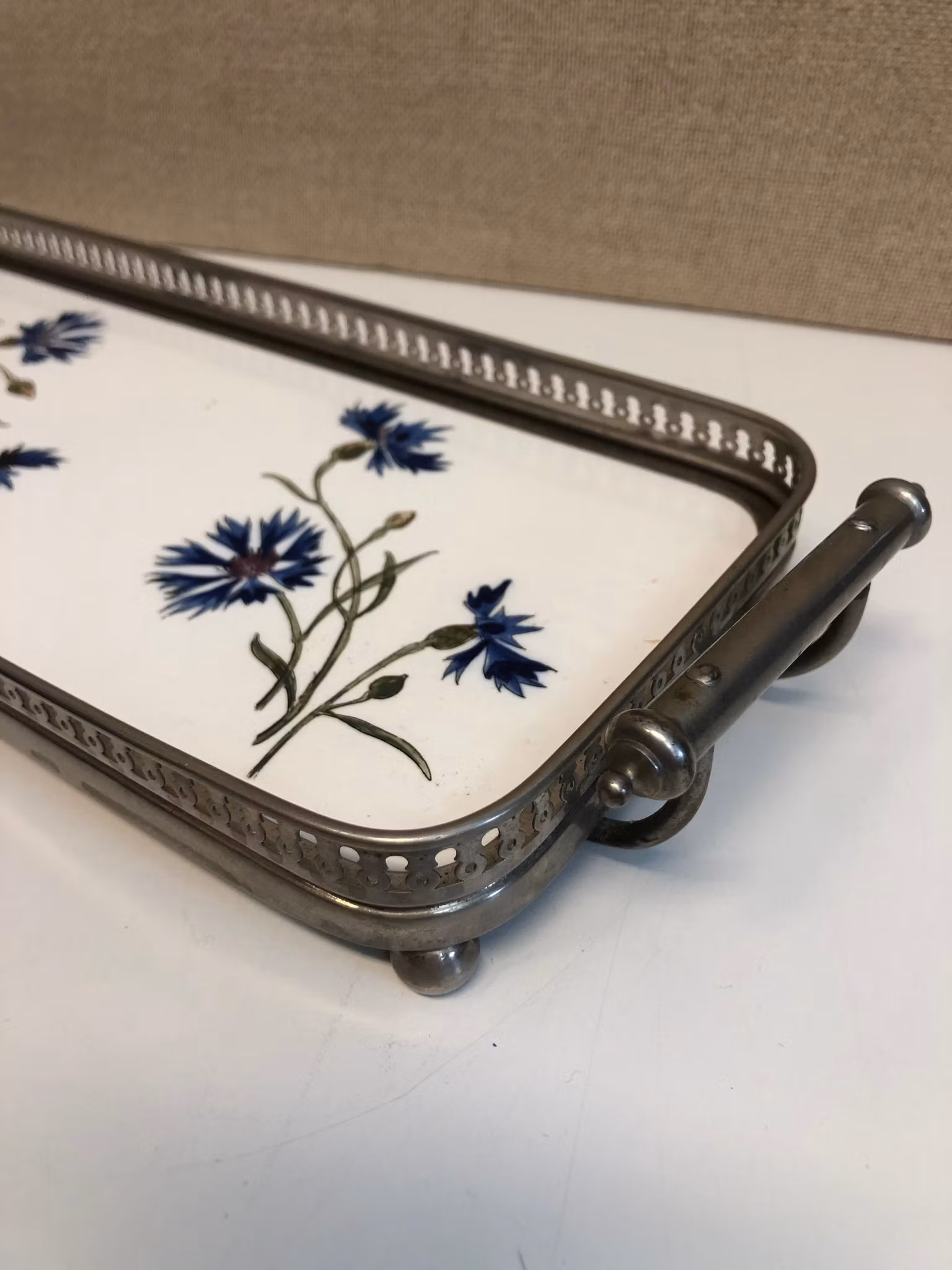 BRICKA, porslin/metall, jugend, 1900-talets början.