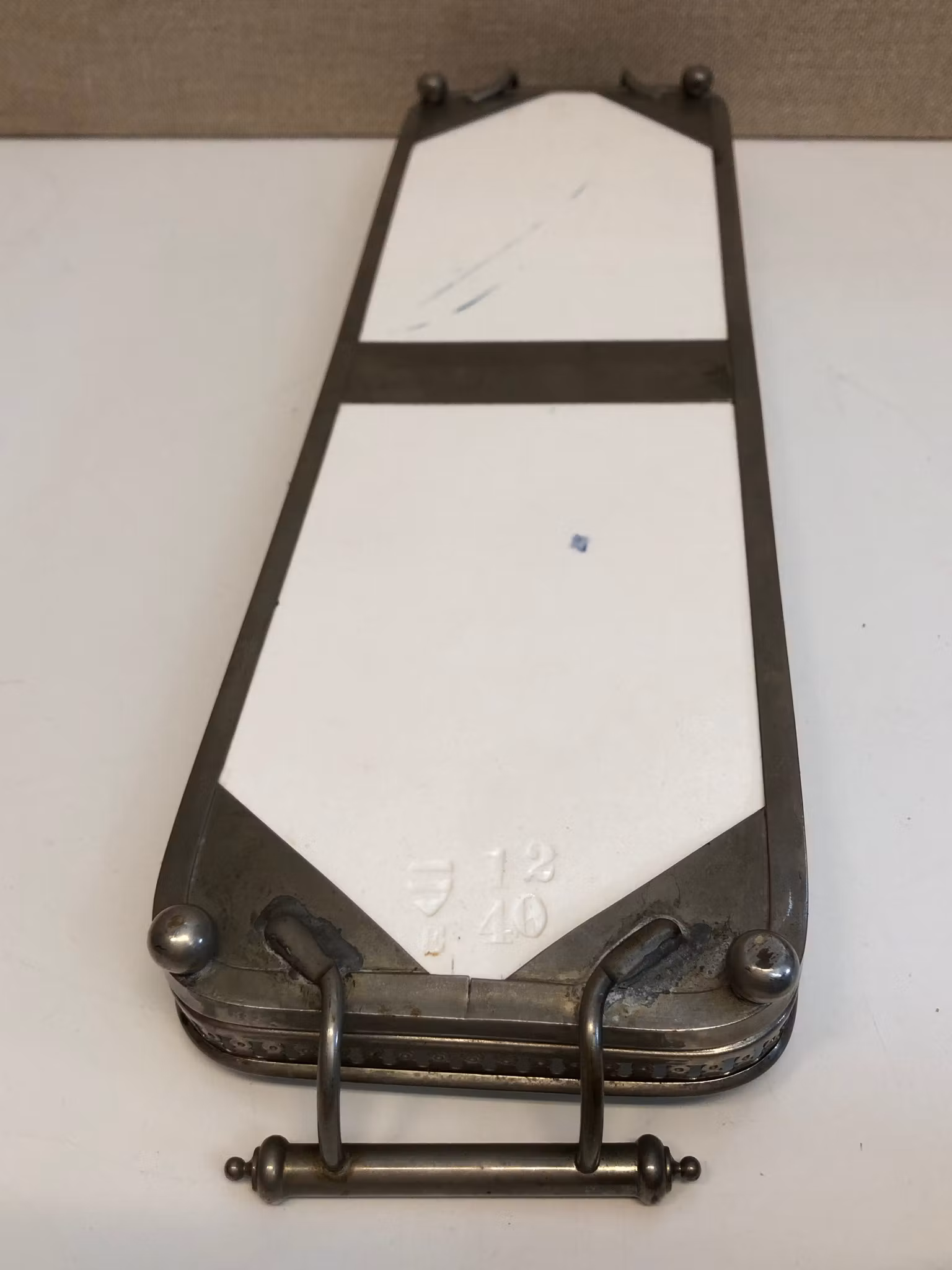 BRICKA, porslin/metall, jugend, 1900-talets början.