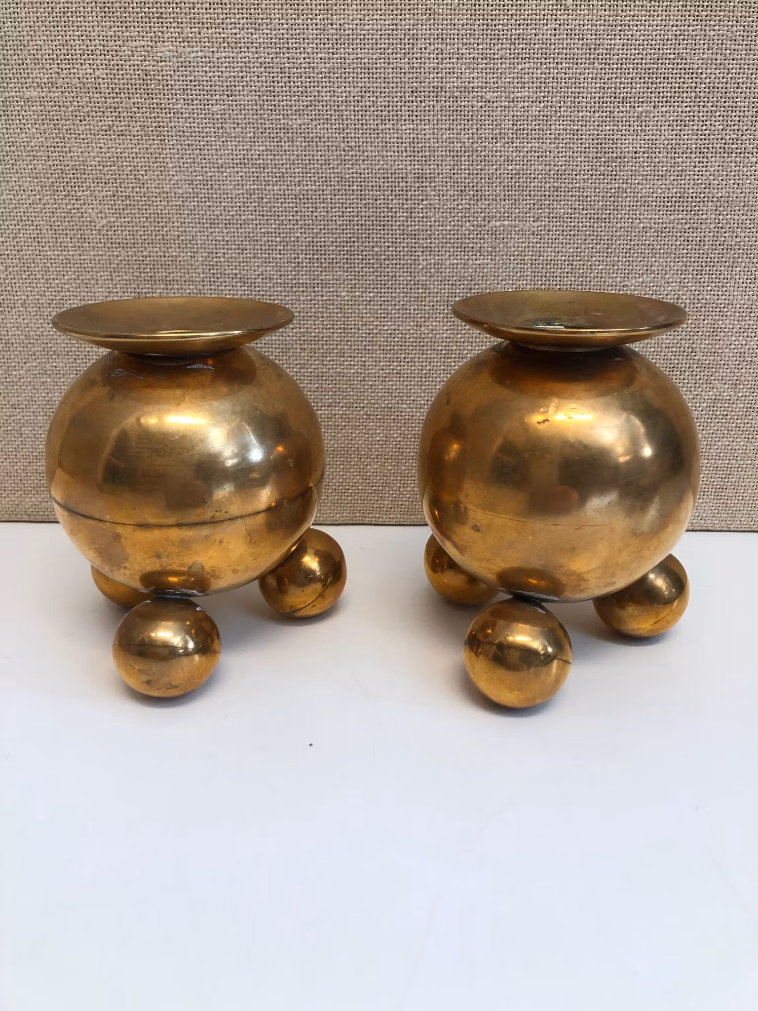 LJUSSTAKAR, ett par, mässing, klotmodell, Gusum, 1900-talets första hälft.