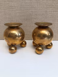 LJUSSTAKAR, ett par, mässing, klotmodell, Gusum, 1900-talets första hälft.