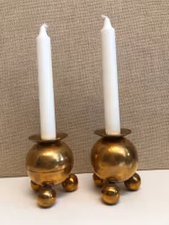 LJUSSTAKAR, ett par, mässing, klotmodell, Gusum, 1900-talets första hälft.