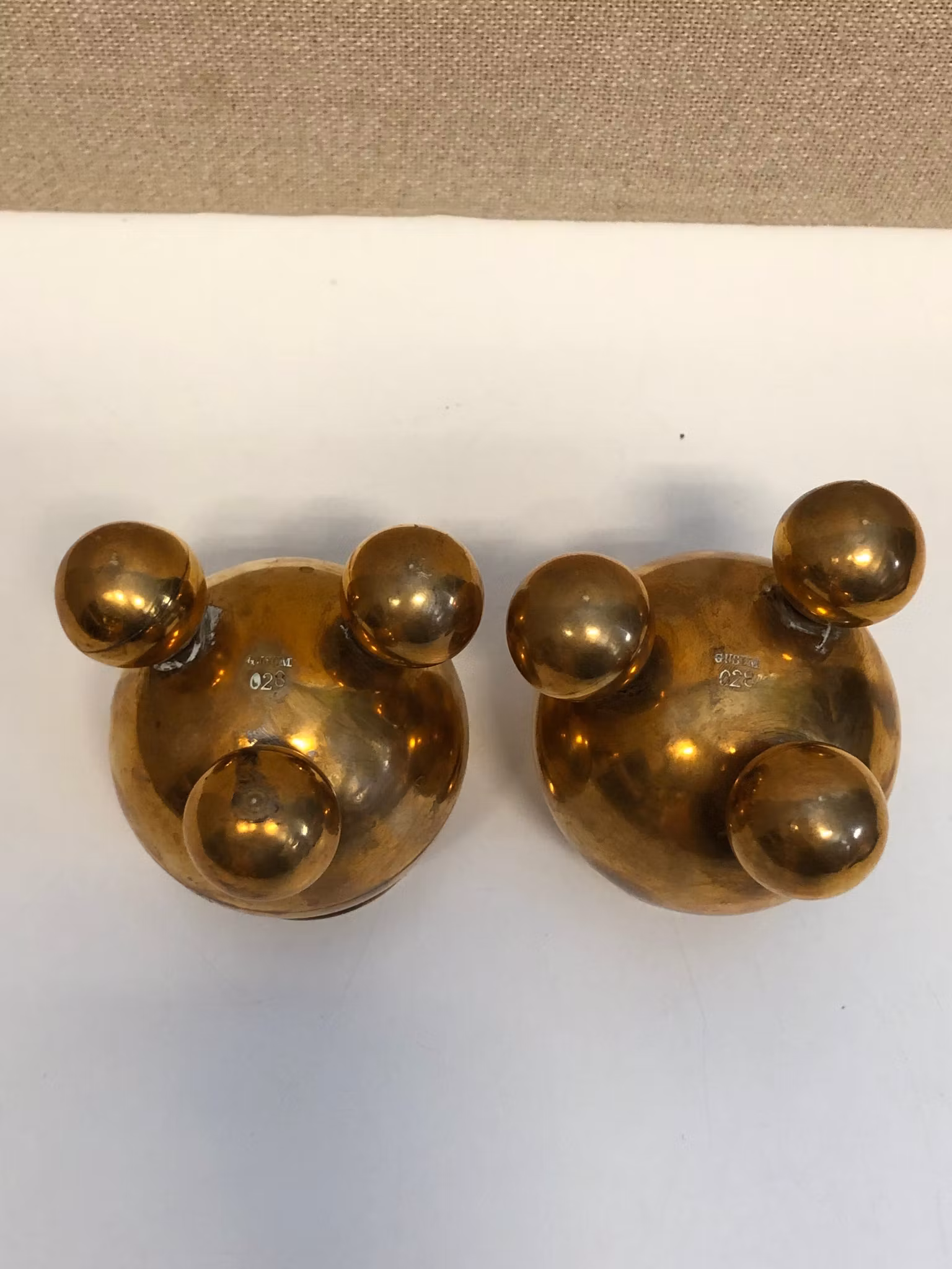 LJUSSTAKAR, ett par, mässing, klotmodell, Gusum, 1900-talets första hälft.