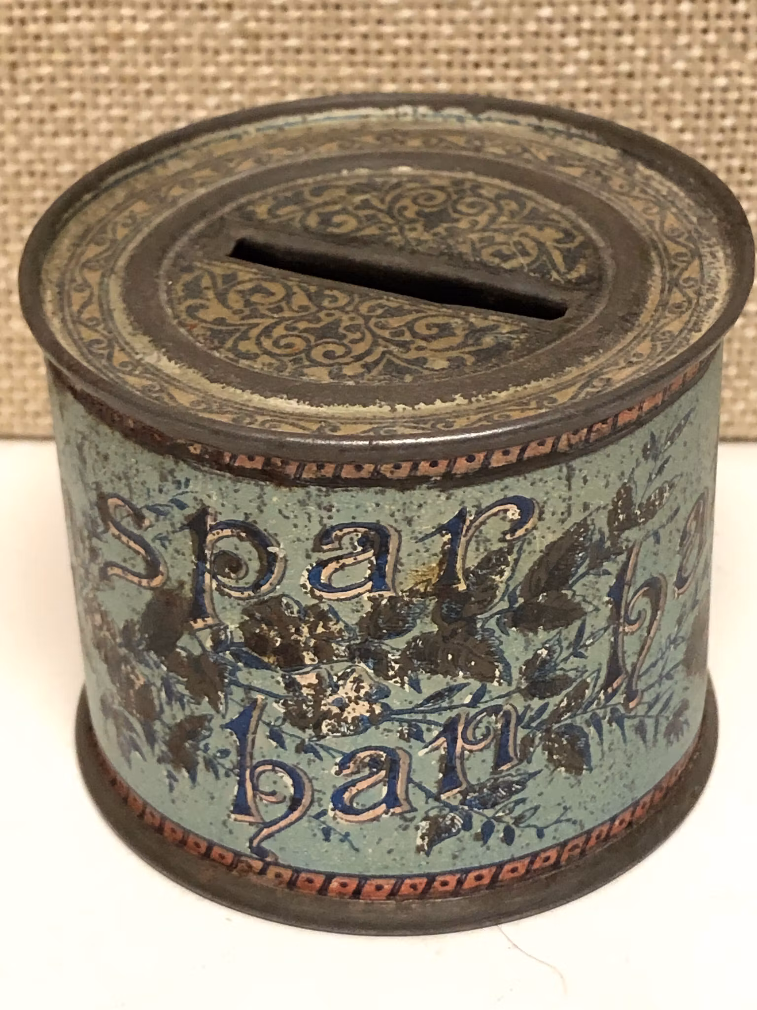 PLÅTBURK, sparbössa,  "Den som spar han har", 1900-talets början.