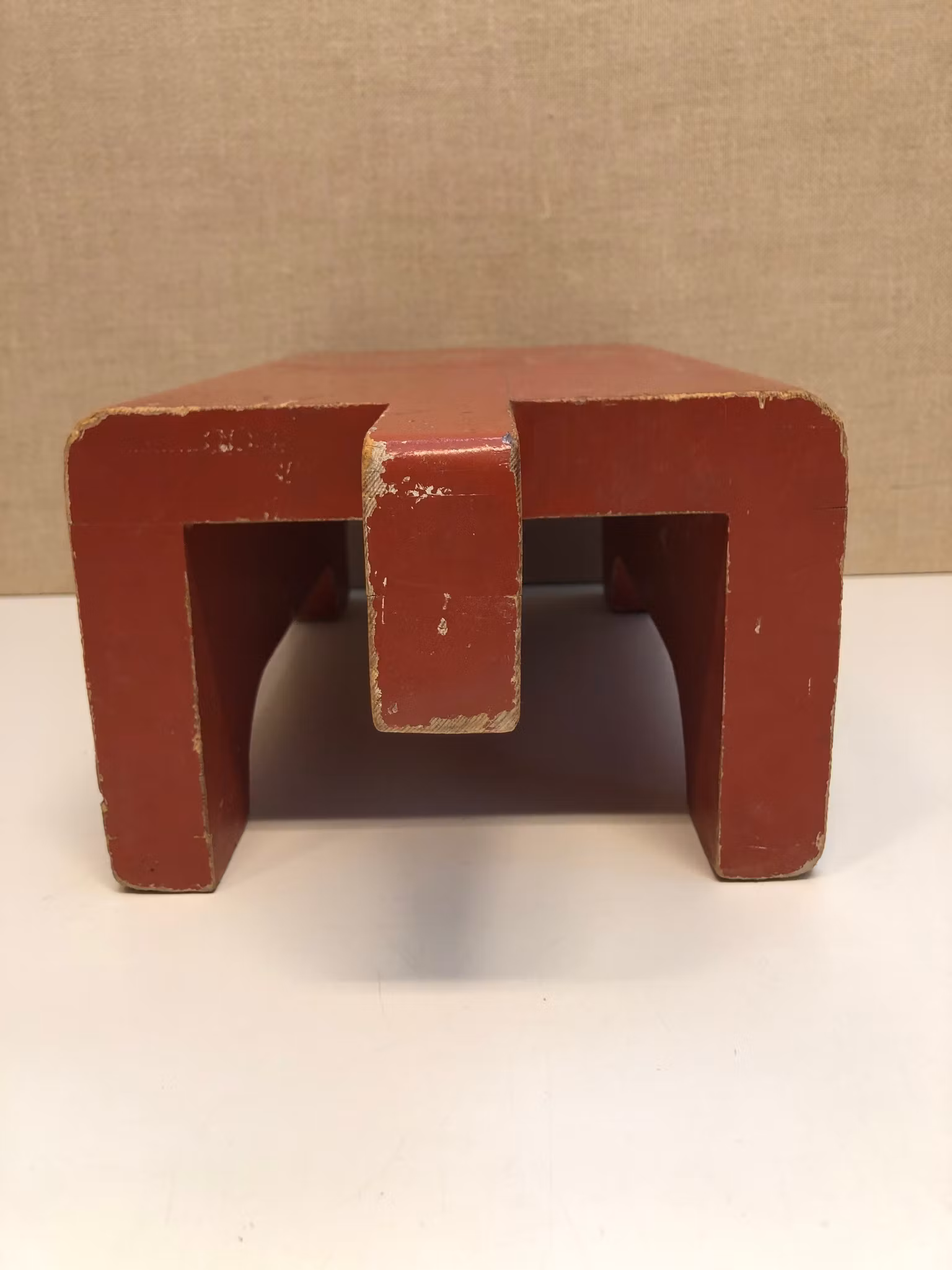 PALL, bemålad furu, formad som en sköldpadda, 1950-tal.