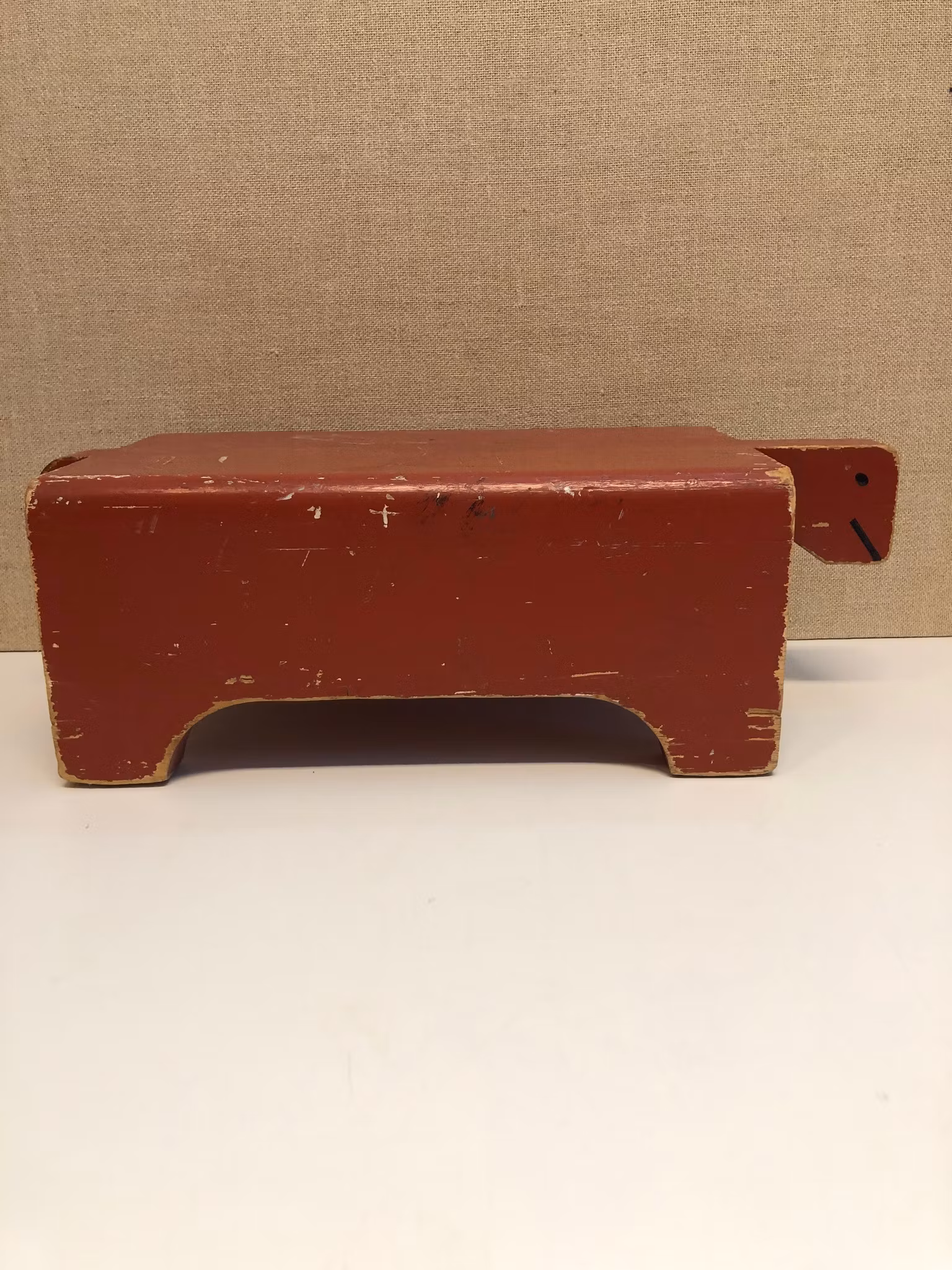 PALL, bemålad furu, formad som en sköldpadda, 1950-tal.