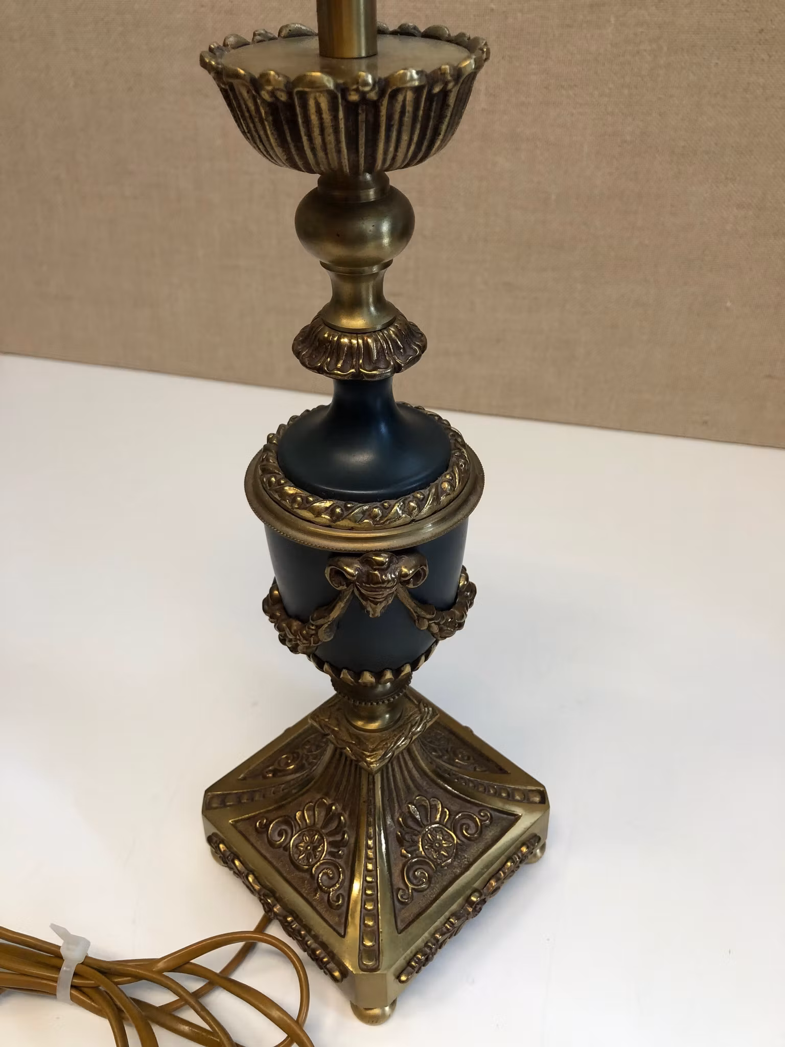 EINAR BÄCKSTRÖM. Bordslampa, modell 5656, mässing, empirestil, Malmö, 1900-tal..