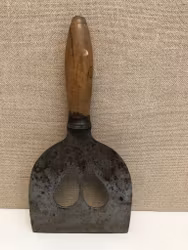 KÖTTHACK, smide/trä, 1800 talets andra hälft.