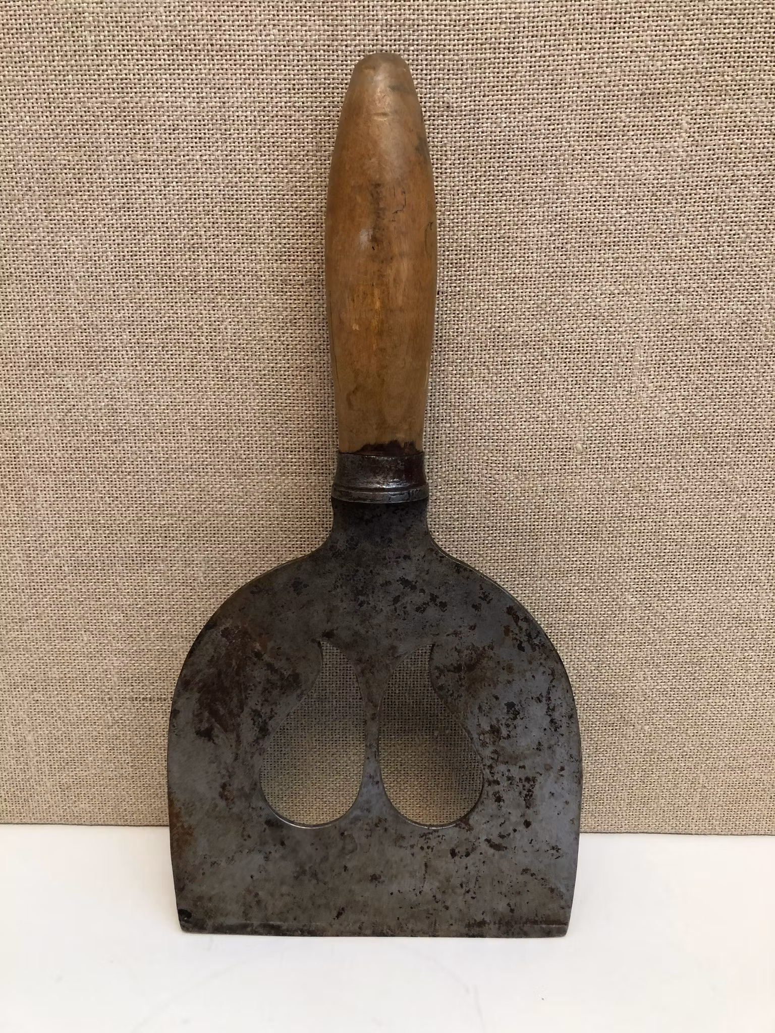 KÖTTHACK, smide/trä, 1800 talets andra hälft.