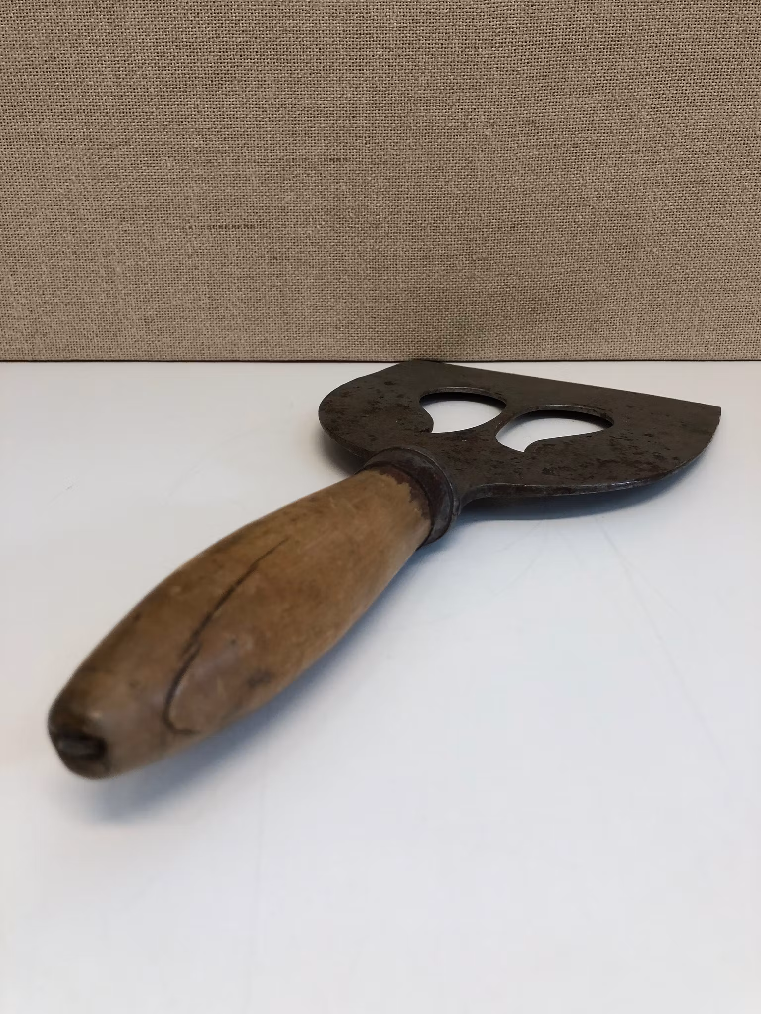 KÖTTHACK, smide/trä, 1800 talets andra hälft.