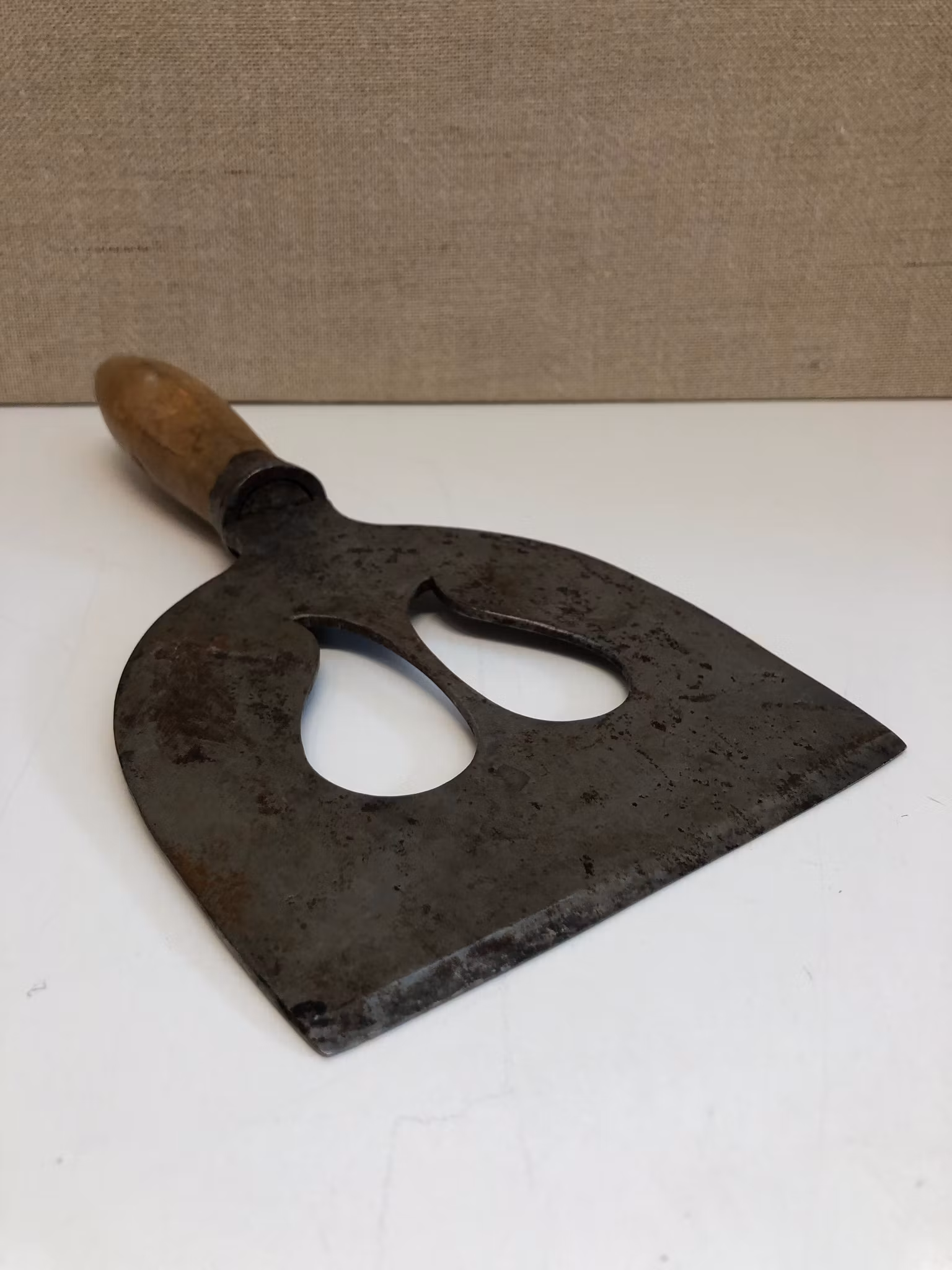 KÖTTHACK, smide/trä, 1800 talets andra hälft.