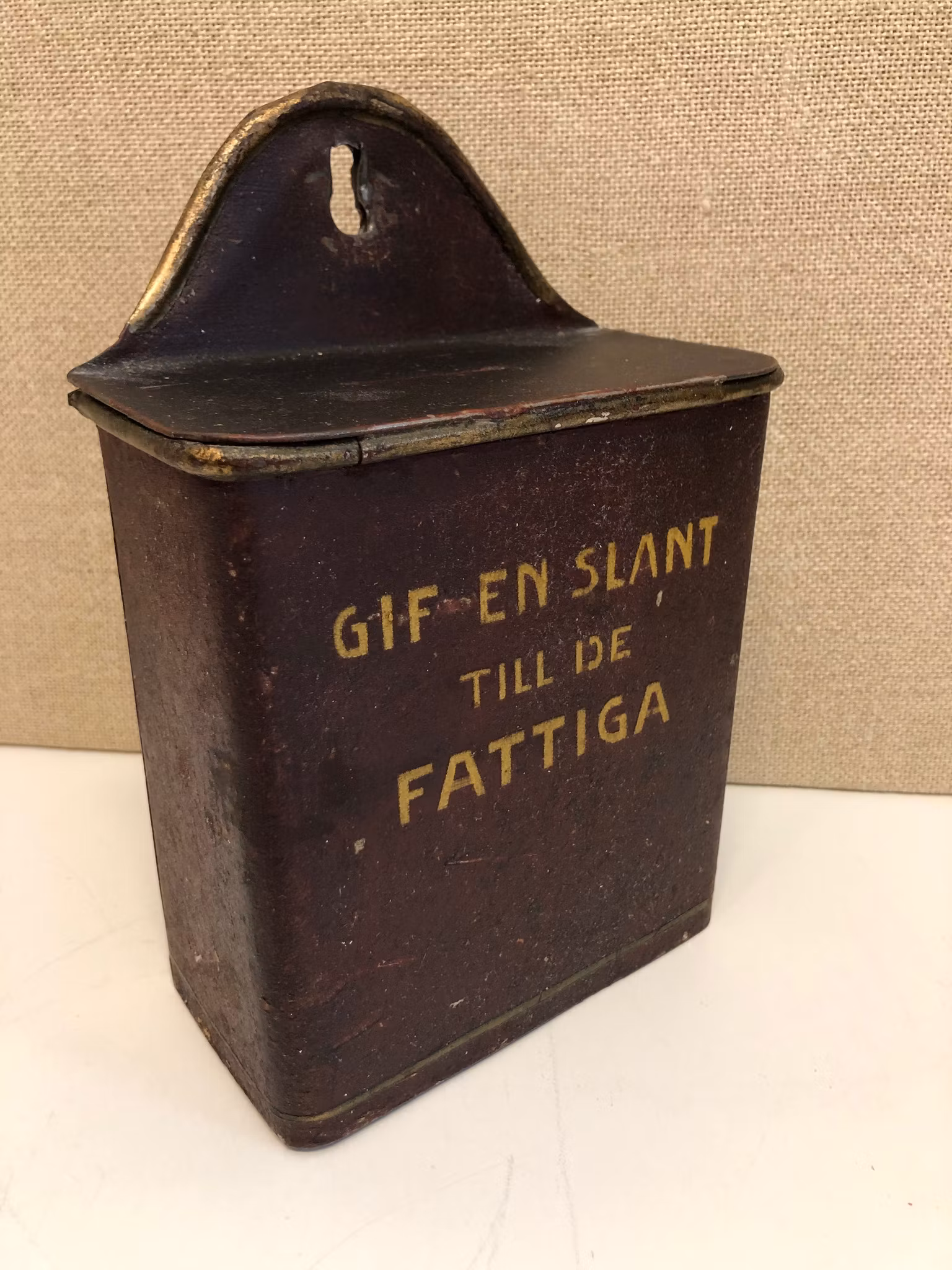 INSAMLINGSBÖSSA, metall, "Gif en slant till de fattiga", 1900-talets början.
