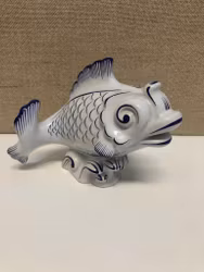 FIGURIN, glaserat stengods, "Karp", AL,  Rörstrand, 1900-talets andra kvartal.