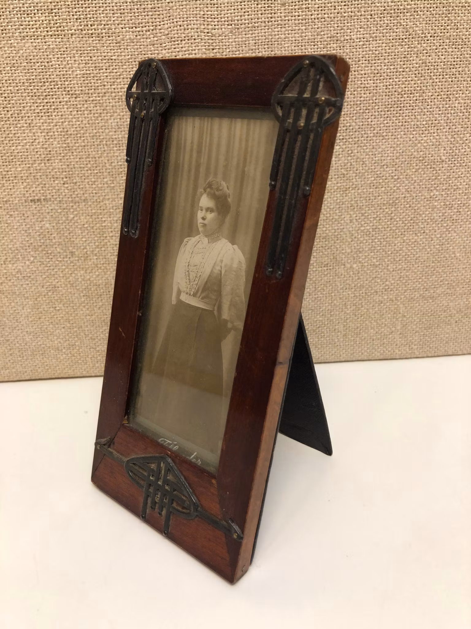 FOTOGRAFIRAM, trä/glas/metall, Jugend, 1900-talets början.