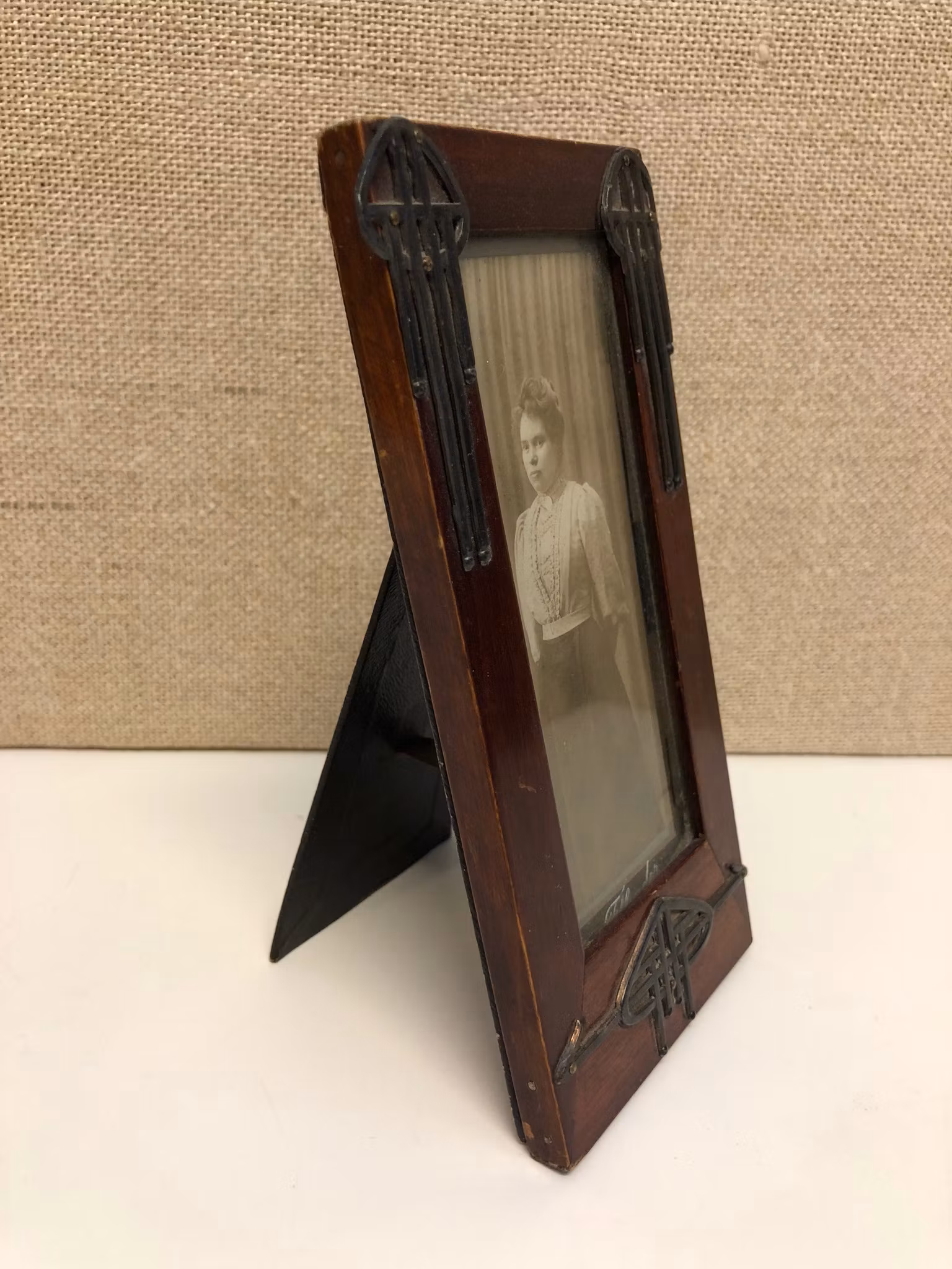 FOTOGRAFIRAM, trä/glas/metall, Jugend, 1900-talets början.