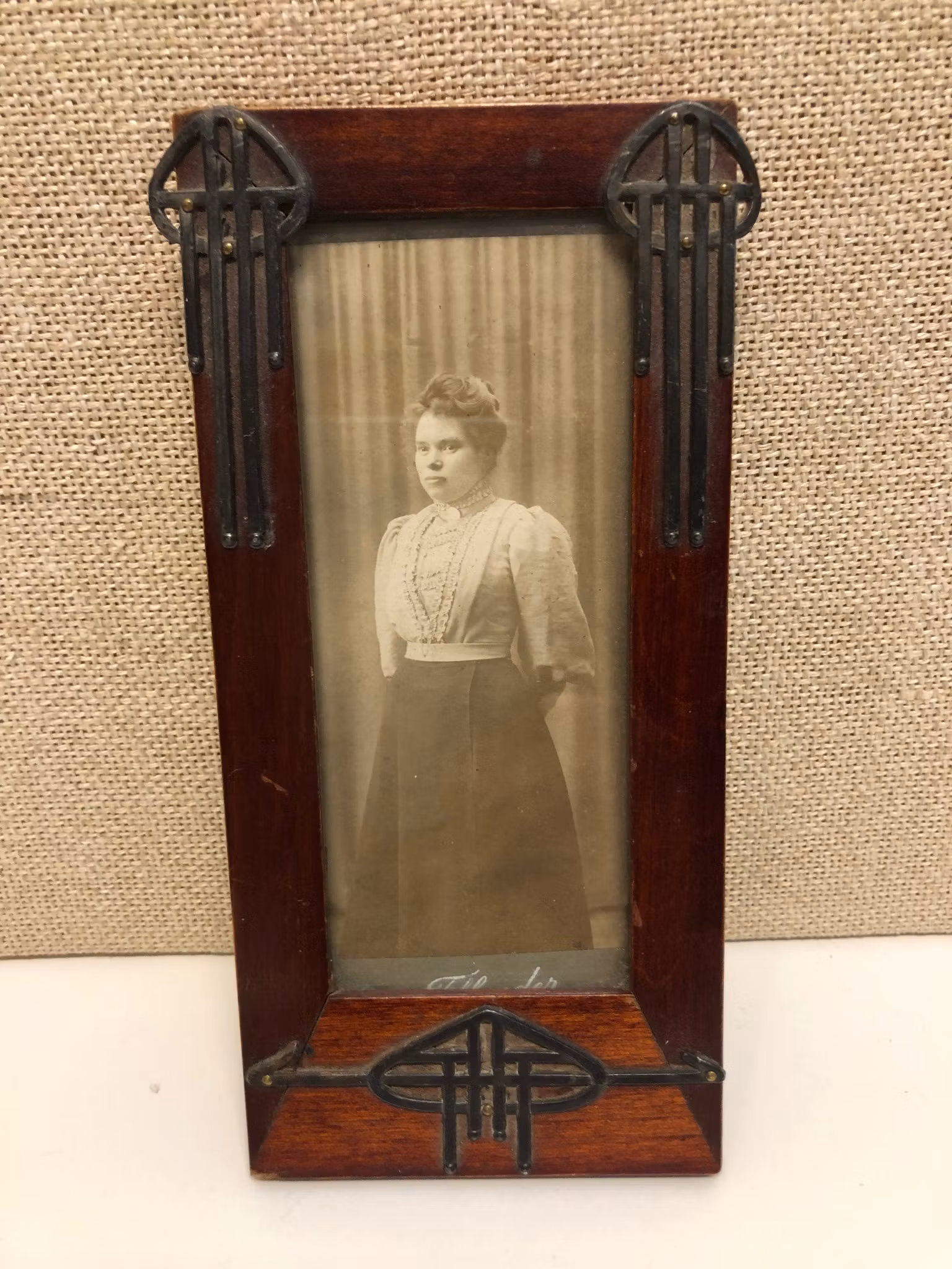 FOTOGRAFIRAM, trä/glas/metall, Jugend, 1900-talets början.