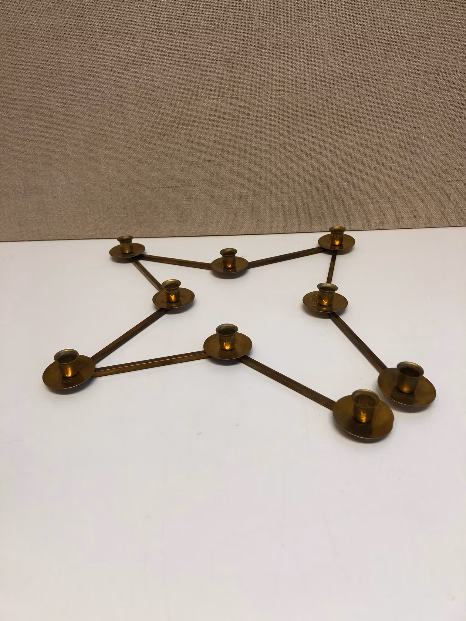 LARS HOLMSTRÖM, LJUSSTAKE, mässing, ”Margareta-slingan", 1900-tal.