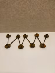 LARS HOLMSTRÖM, LJUSSTAKE, mässing, ”Margareta-slingan", 1900-tal.