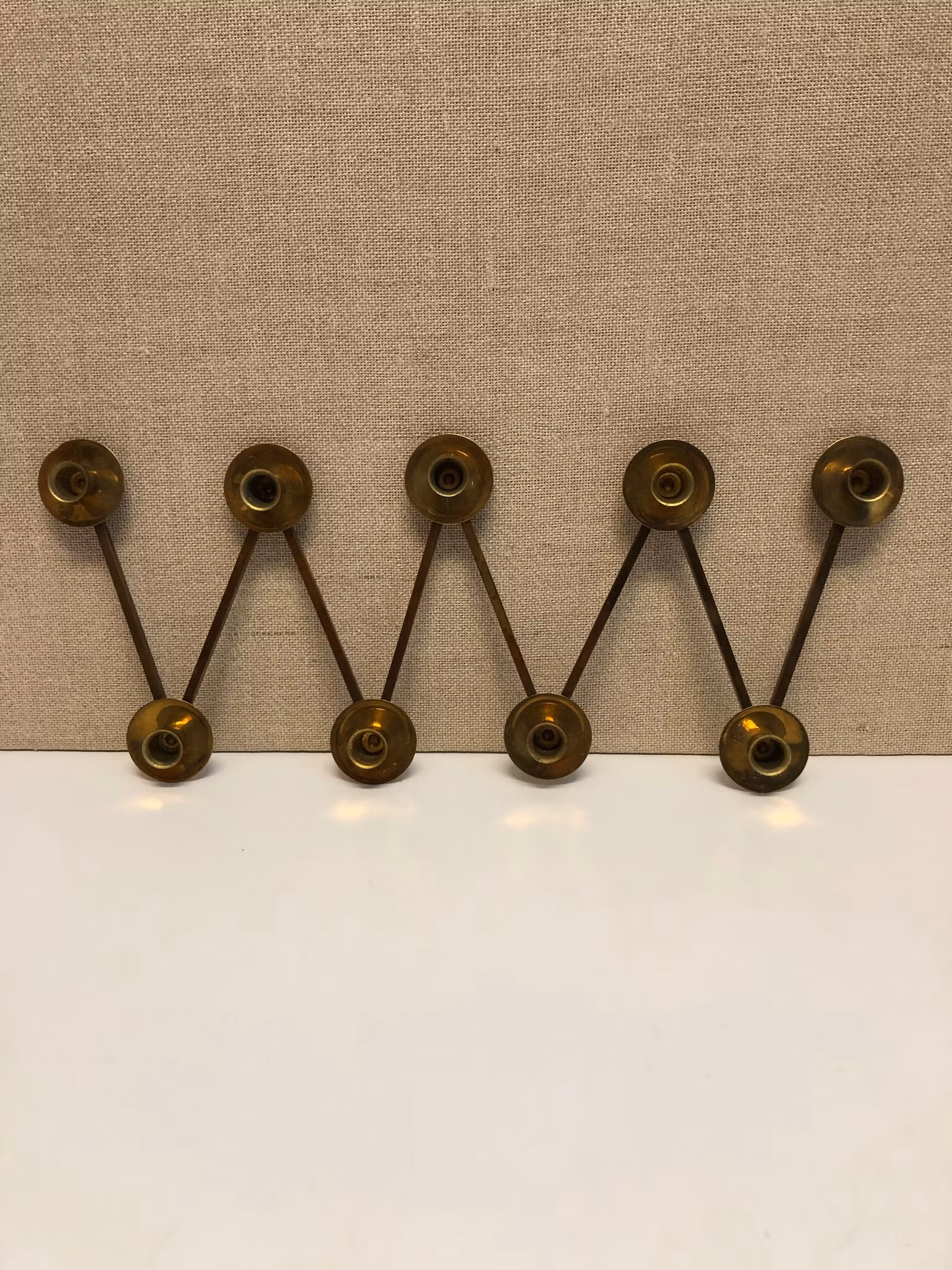 LARS HOLMSTRÖM, LJUSSTAKE, mässing, ”Margareta-slingan", 1900-tal.