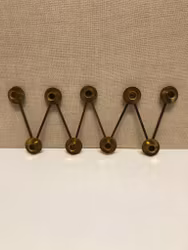 LARS HOLMSTRÖM, LJUSSTAKE, mässing, ”Margareta-slingan", 1900-tal.