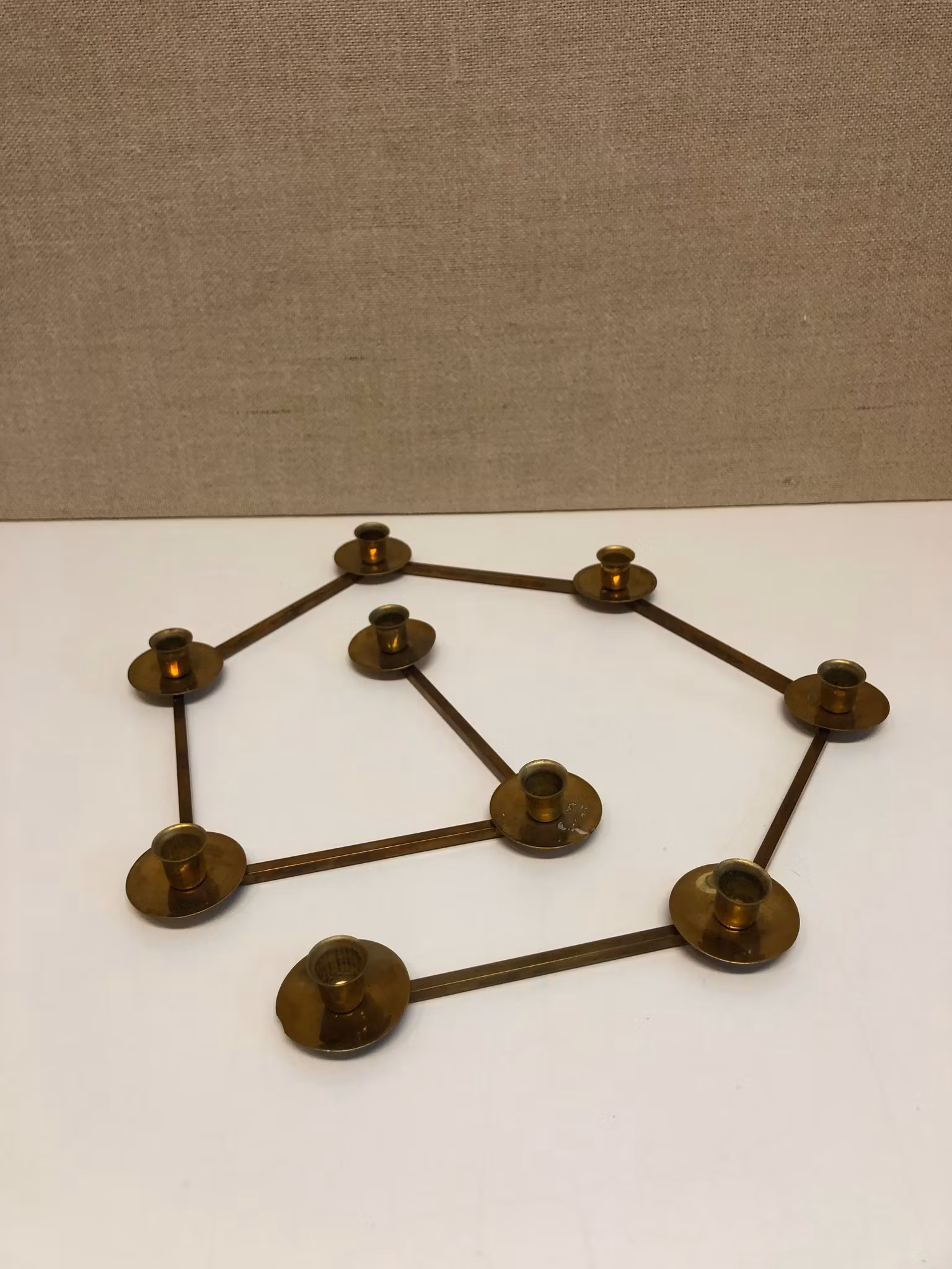 LARS HOLMSTRÖM, LJUSSTAKE, mässing, ”Margareta-slingan", 1900-tal.