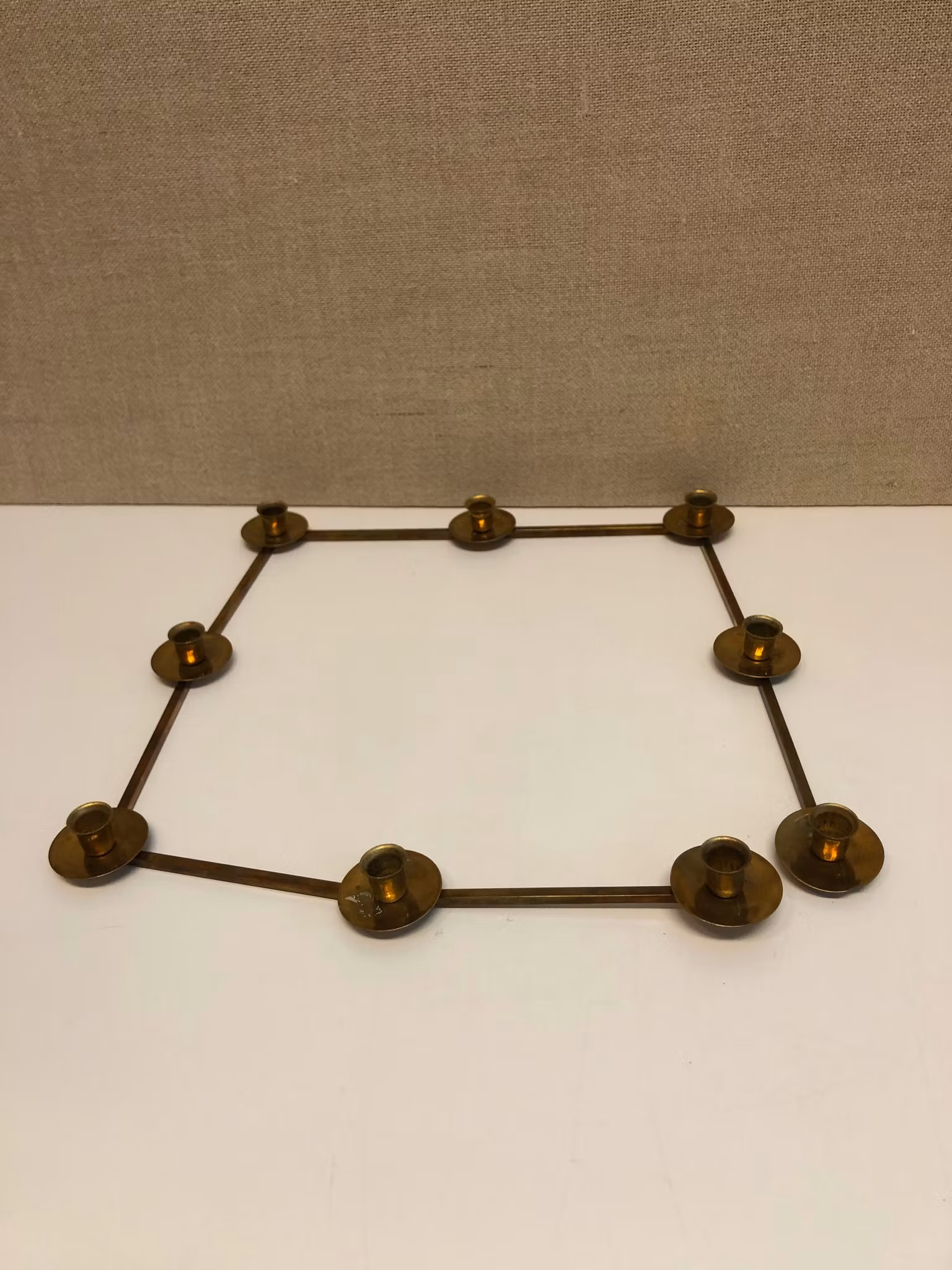 LARS HOLMSTRÖM, LJUSSTAKE, mässing, ”Margareta-slingan", 1900-tal.