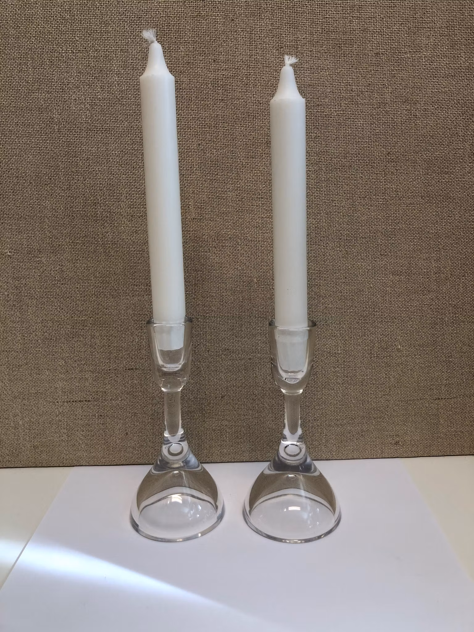 VICKE LINDSTRAND. Ljusstakar, ett par, glas, signerade, Kosta.