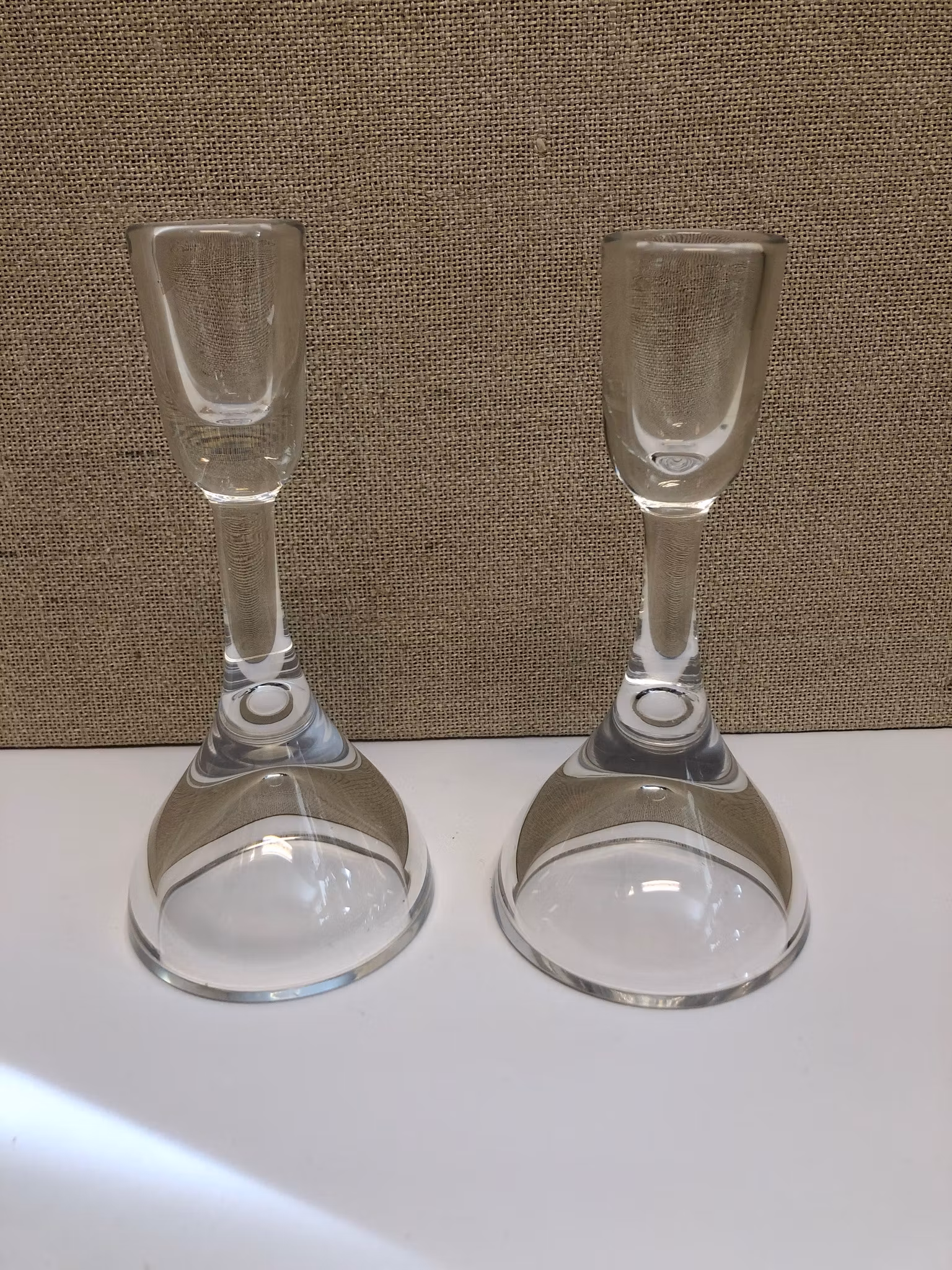 VICKE LINDSTRAND. Ljusstakar, ett par, glas, signerade, Kosta.