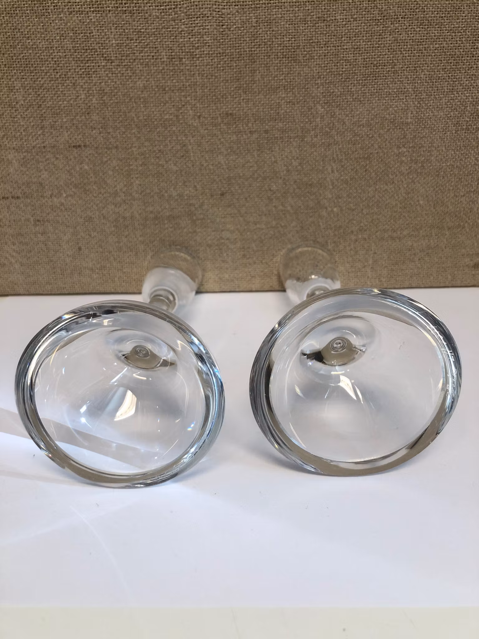 VICKE LINDSTRAND. Ljusstakar, ett par, glas, signerade, Kosta.