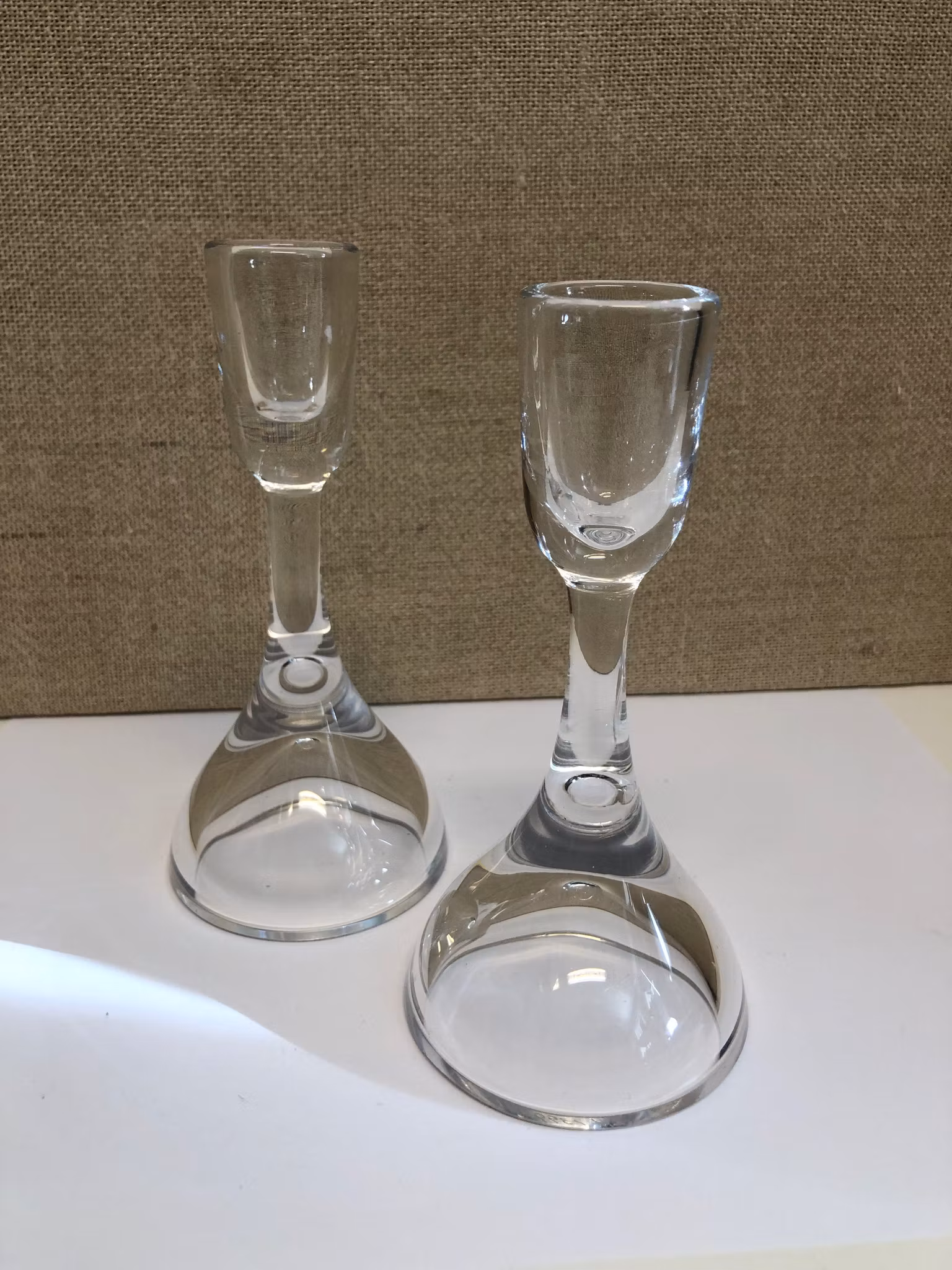 VICKE LINDSTRAND. Ljusstakar, ett par, glas, signerade, Kosta.