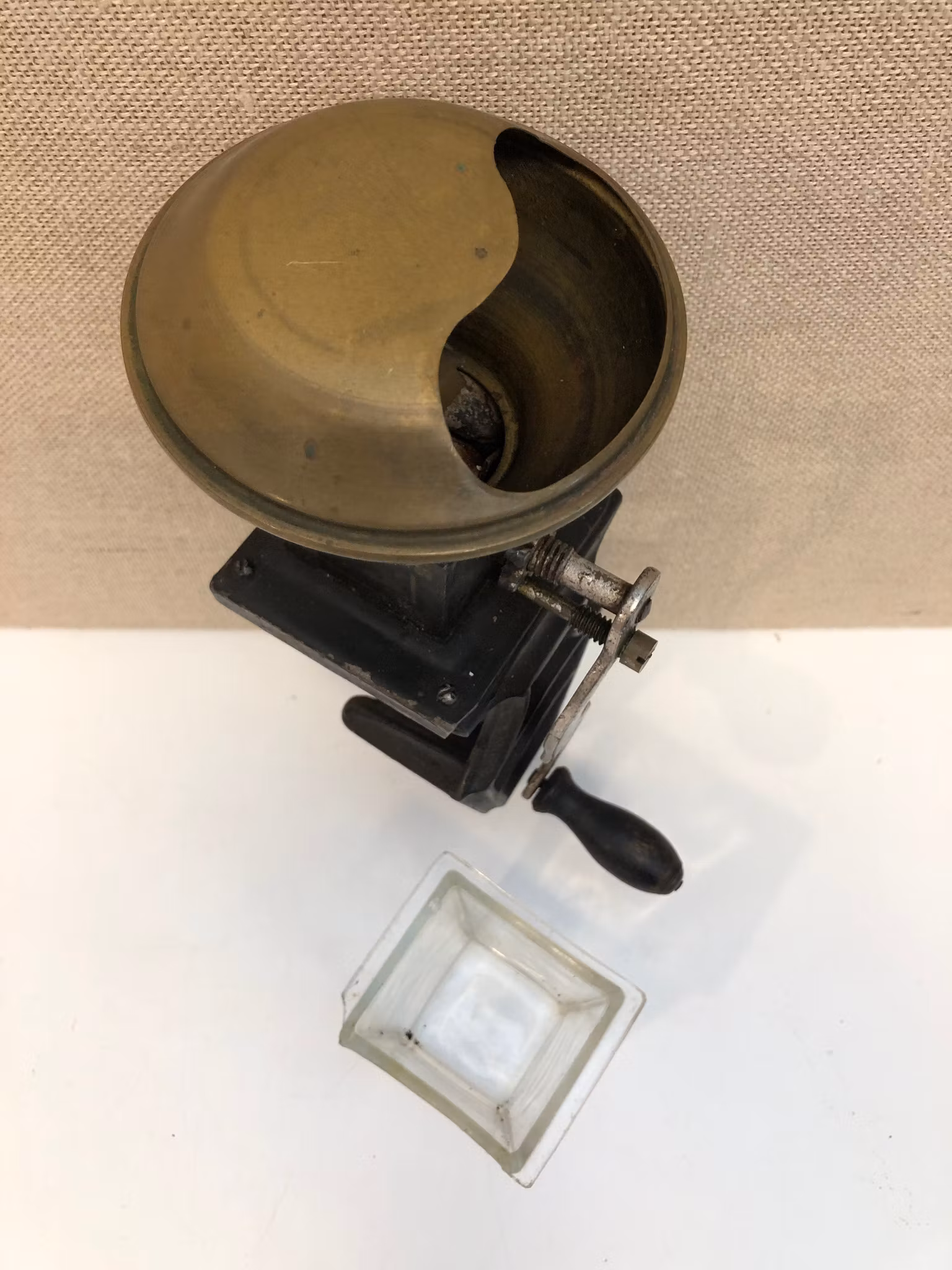 MANDELKVARN, gjutjärn/mässing/glas, CGN, 1900-talets början.