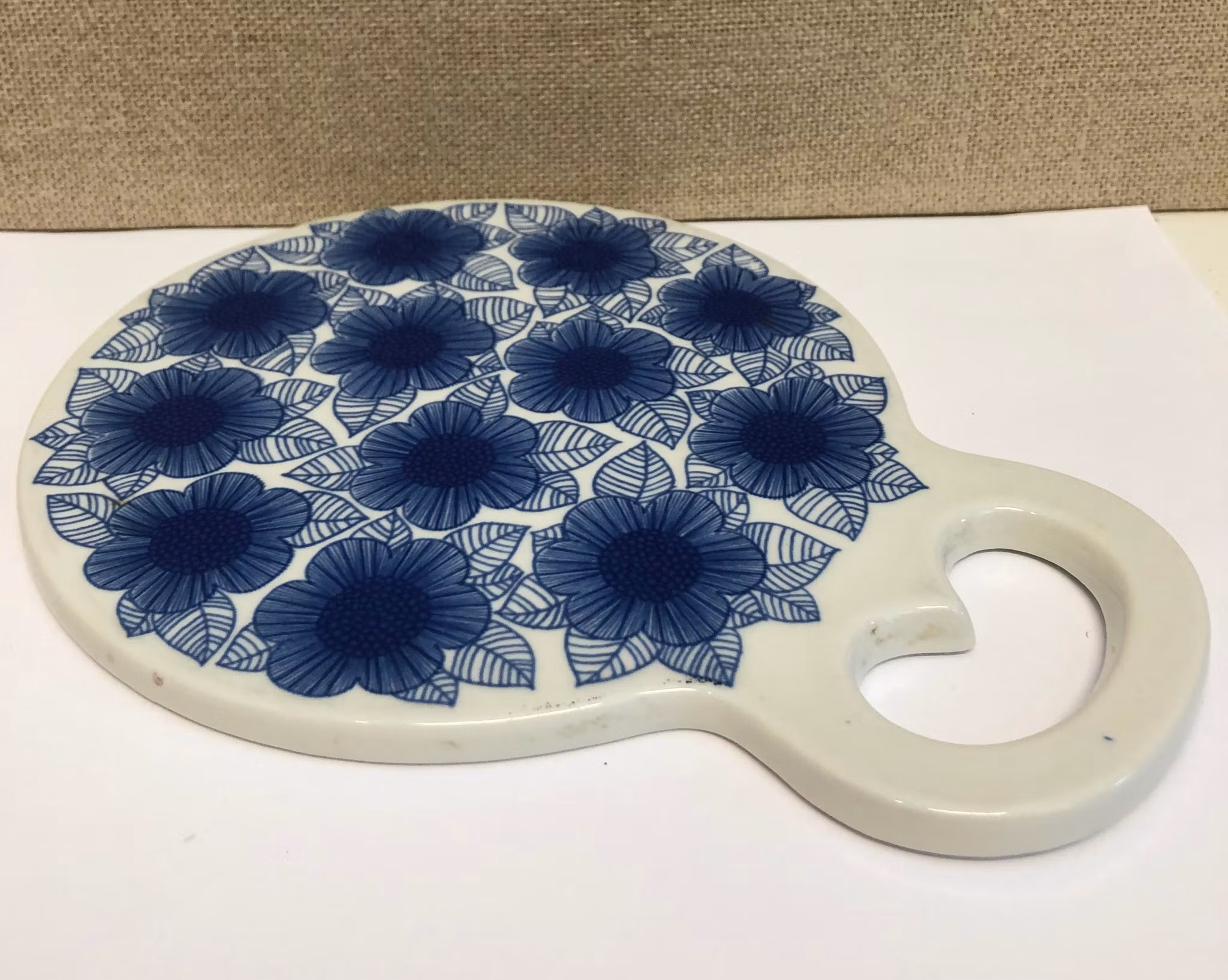 ESTERI TOMULA. Skärbräda, porslin, "Malva", Arabia, 1960-tal, Finland.