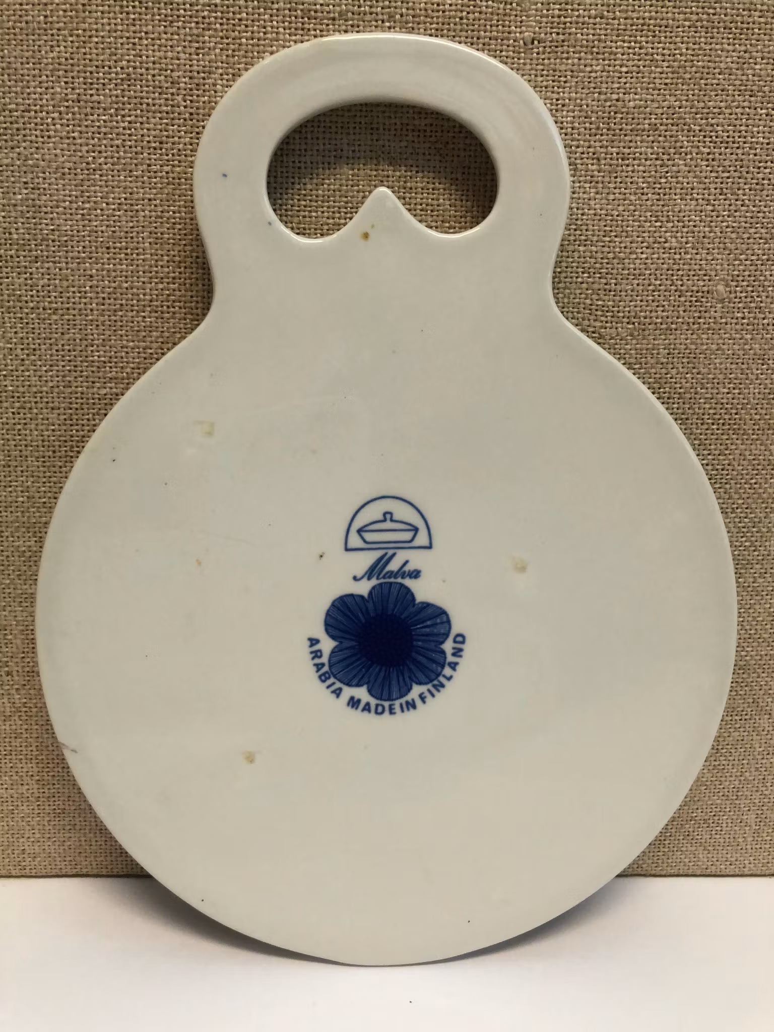 ESTERI TOMULA. Skärbräda, porslin, "Malva", Arabia, 1960-tal, Finland.