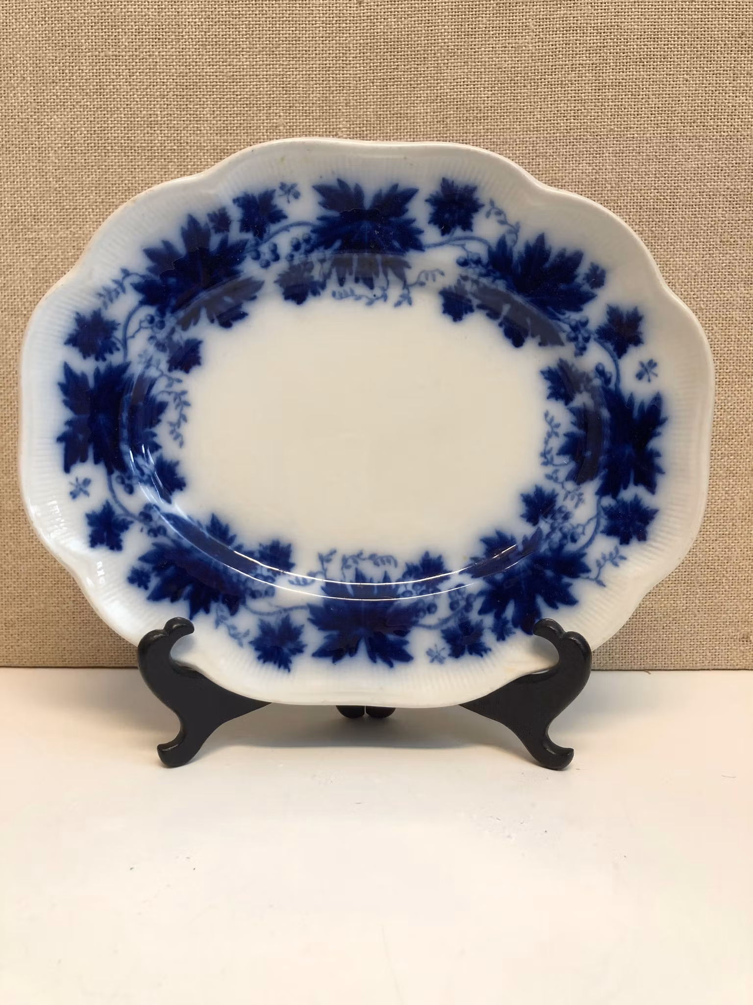 ARTHUR PERCY. Uppläggningsfat, flintgods, "Vinranka flytande blå", Gefle.