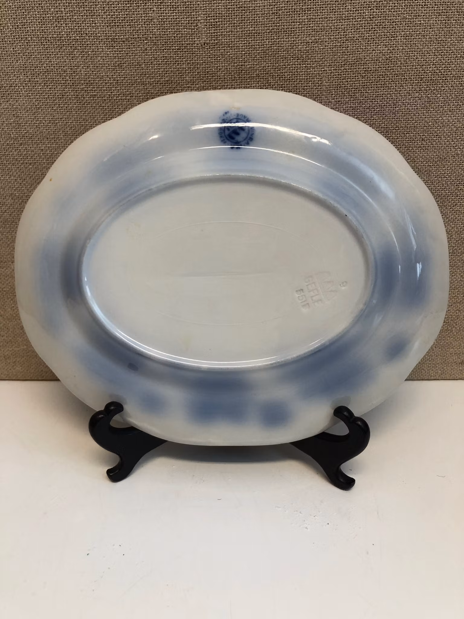 ARTHUR PERCY. Uppläggningsfat, flintgods, "Vinranka flytande blå", Gefle.