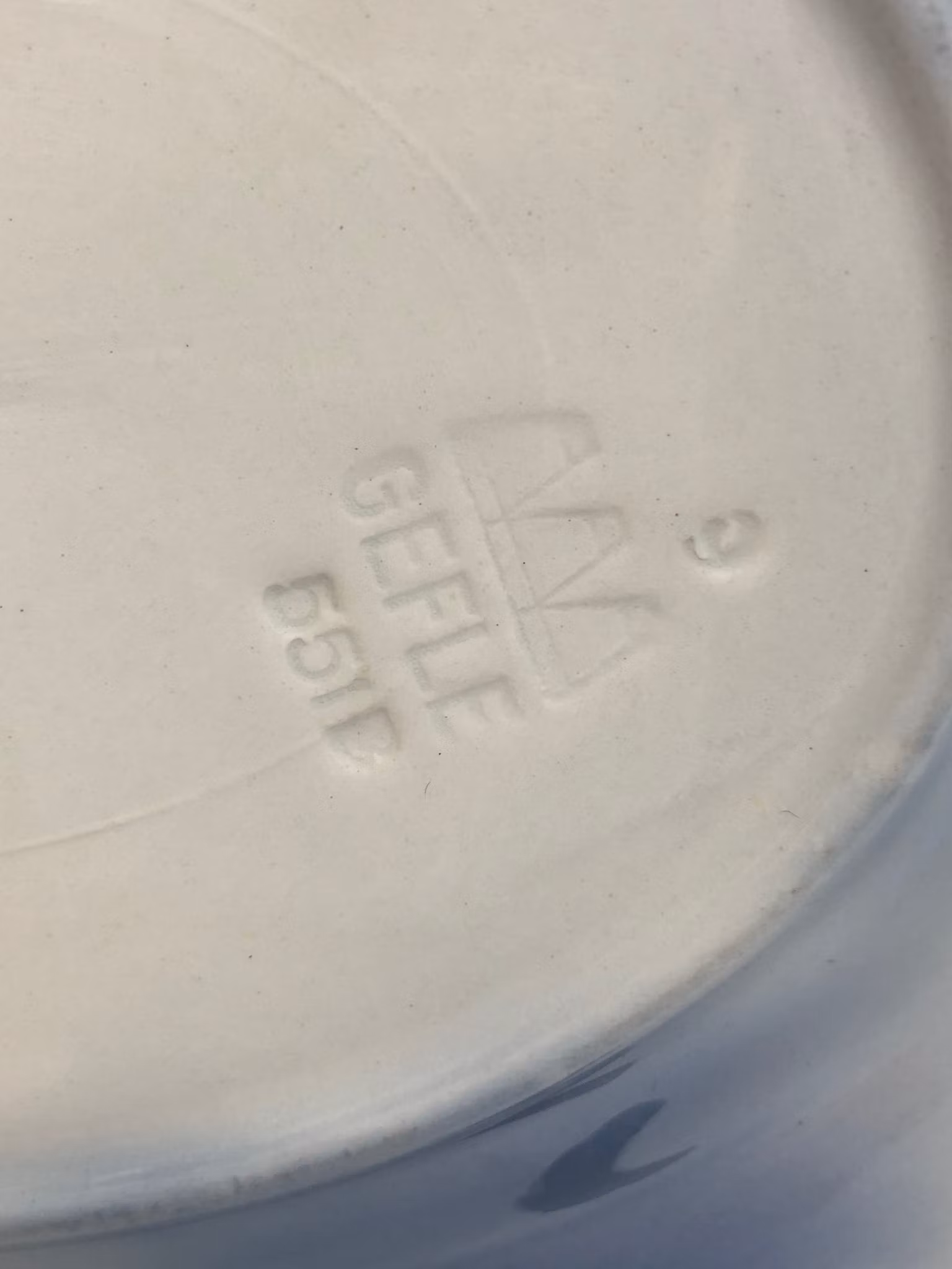 ARTHUR PERCY. Uppläggningsfat, flintgods, "Vinranka flytande blå", Gefle.