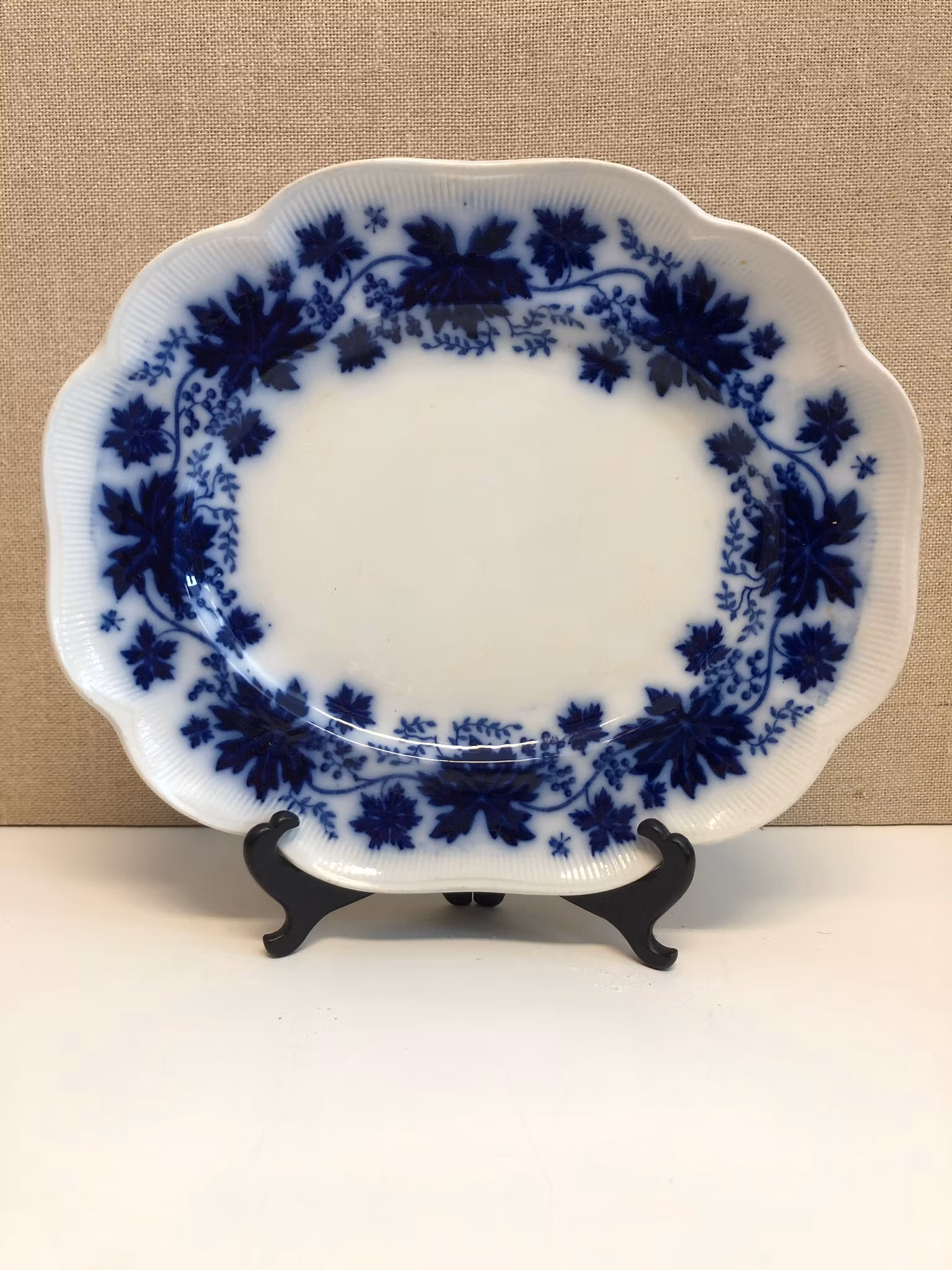 ARTHUR PERCY. Uppläggningsfat, flintgods, "Vinranka flytande blå", Gefle.