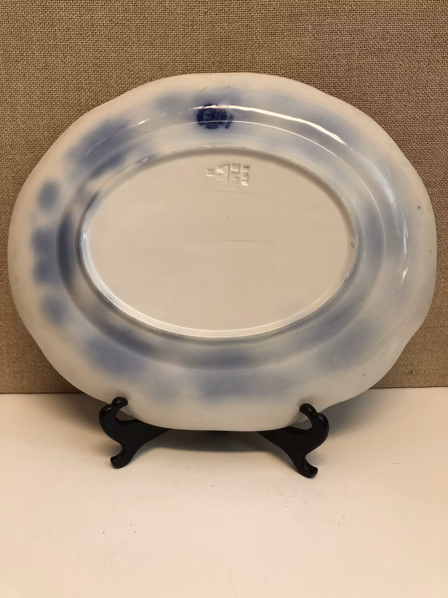 ARTHUR PERCY. Uppläggningsfat, flintgods, "Vinranka flytande blå", Gefle.