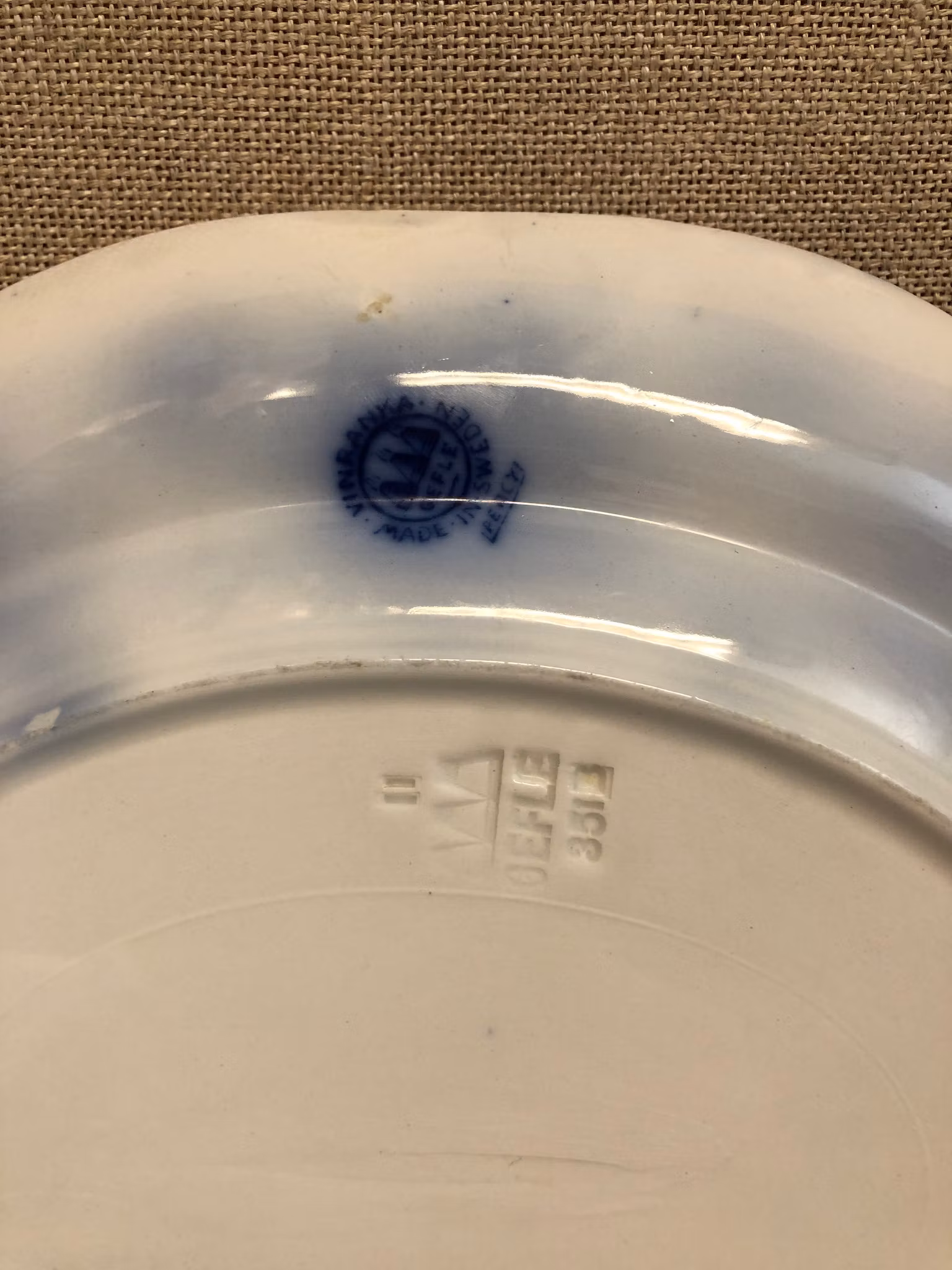 ARTHUR PERCY. Uppläggningsfat, flintgods, "Vinranka flytande blå", Gefle.