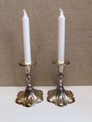 LJUSSTAKAR, ett par, rokokostil, nysilver, 1900-tal.