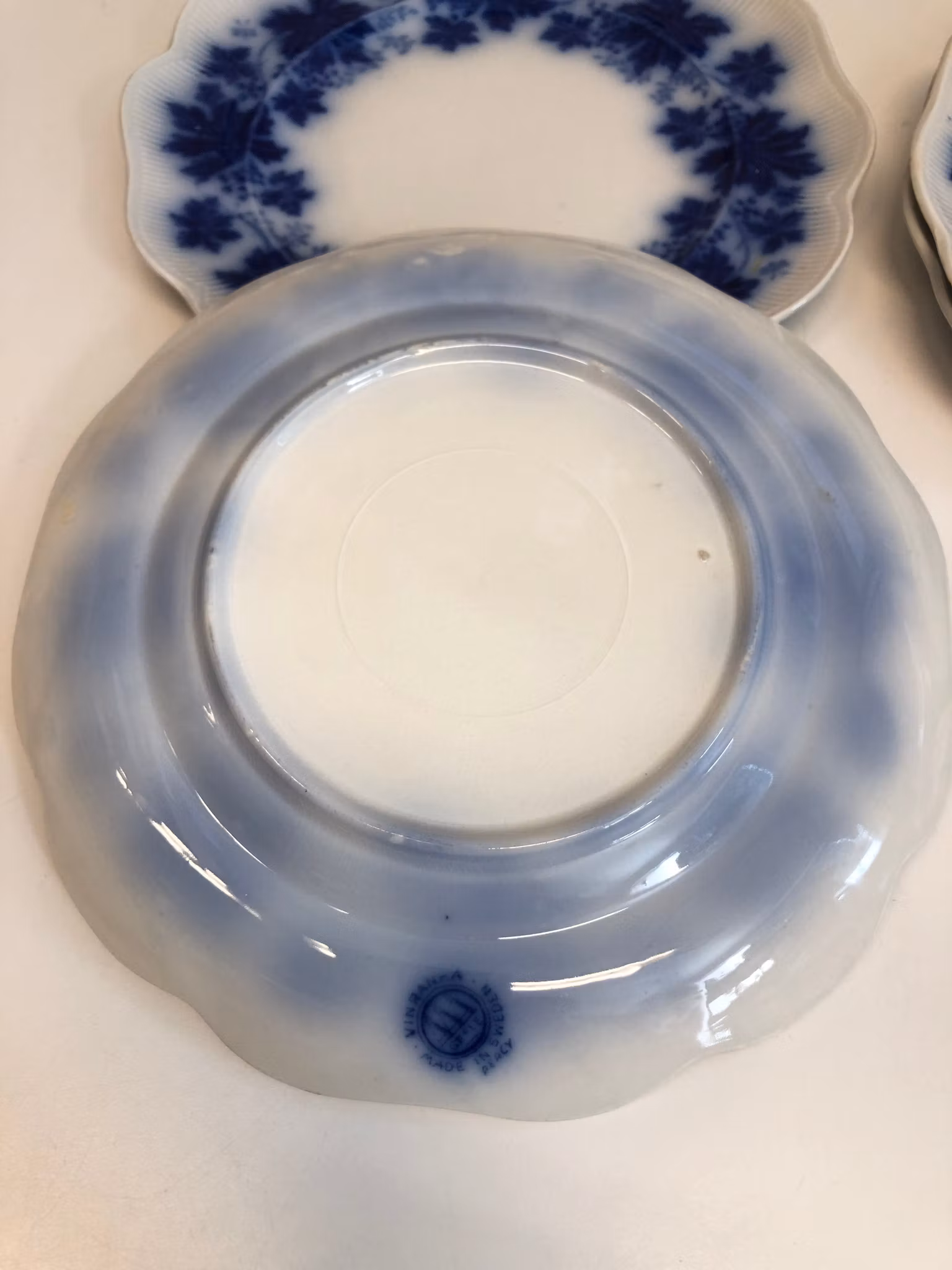 ARTHUR PERCY. Assietter 7 st. flintgods, "Vinranka flytande blå", Gefle.